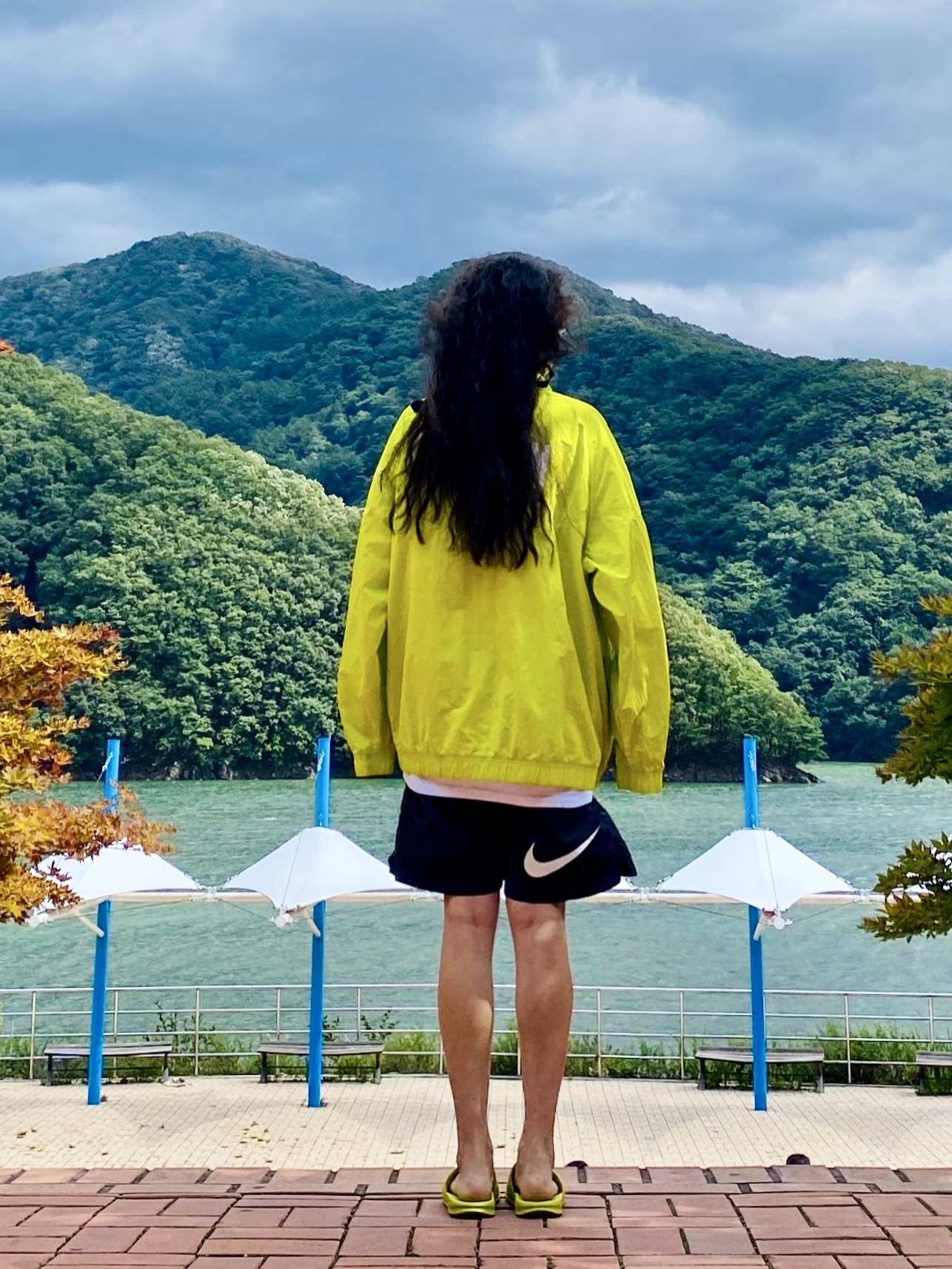Nike x Stussy Benassi Slide Volt, Nike x Stussy Windrunner Jacket Bright Cactus 착용 스타일