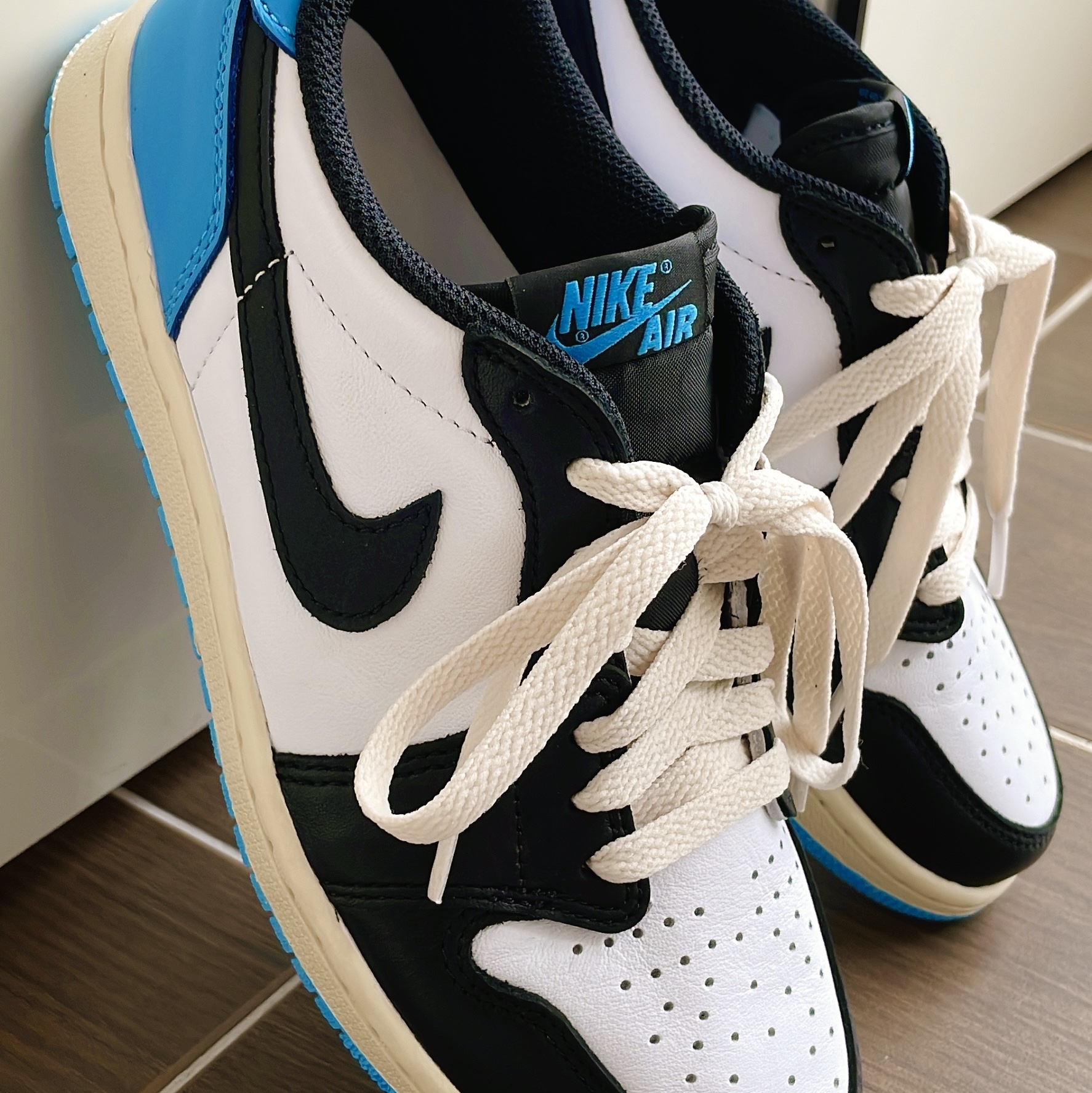 Jordan 1 Retro Low OG Black and Dark Powder Blue 착용 스타일 - 1