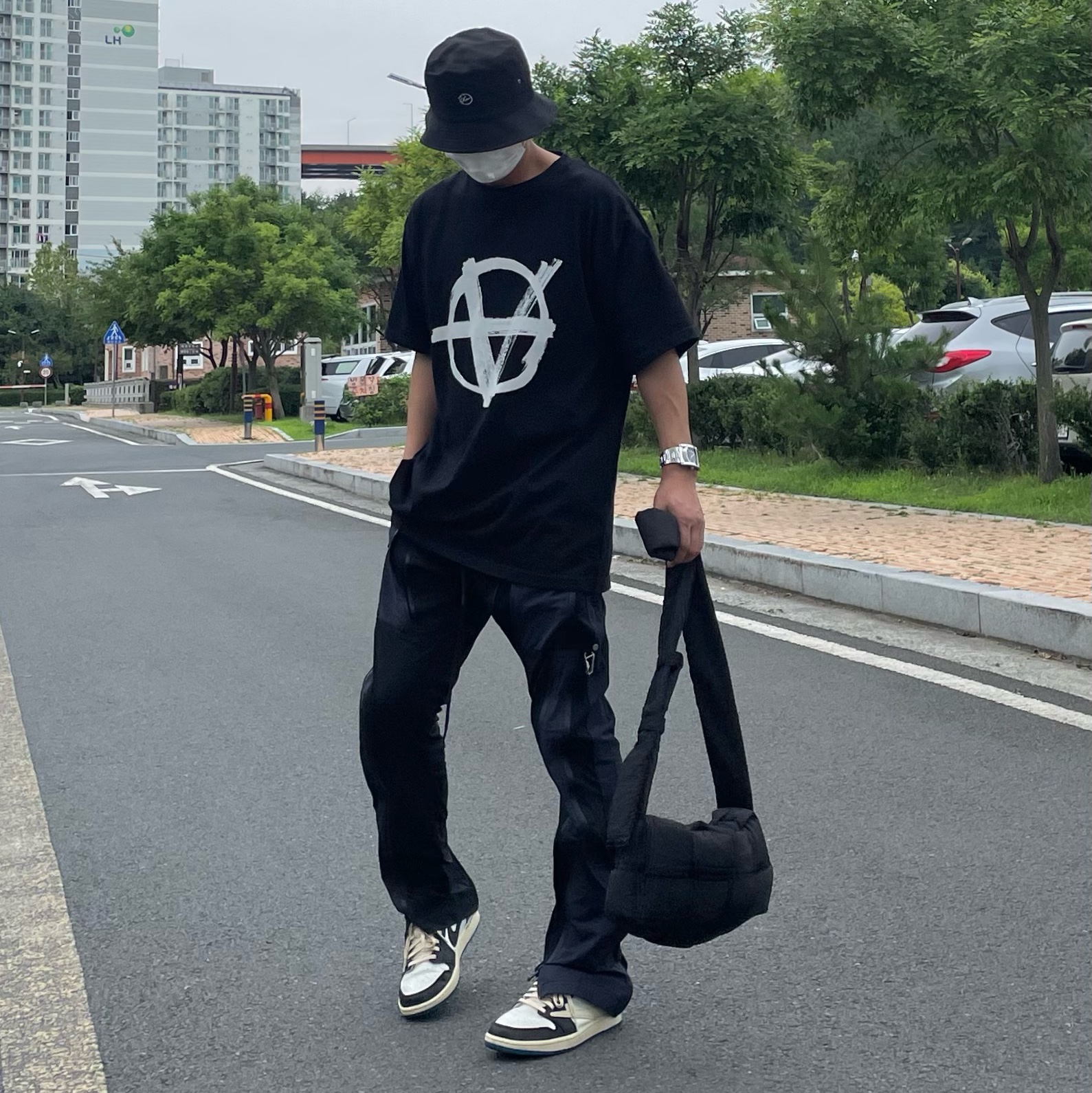 Jordan 1 x Travis Scott x Fragment Retro Low OG SP Military Blue, Bottega Veneta Padded Tech Cassette Black 착용 스타일