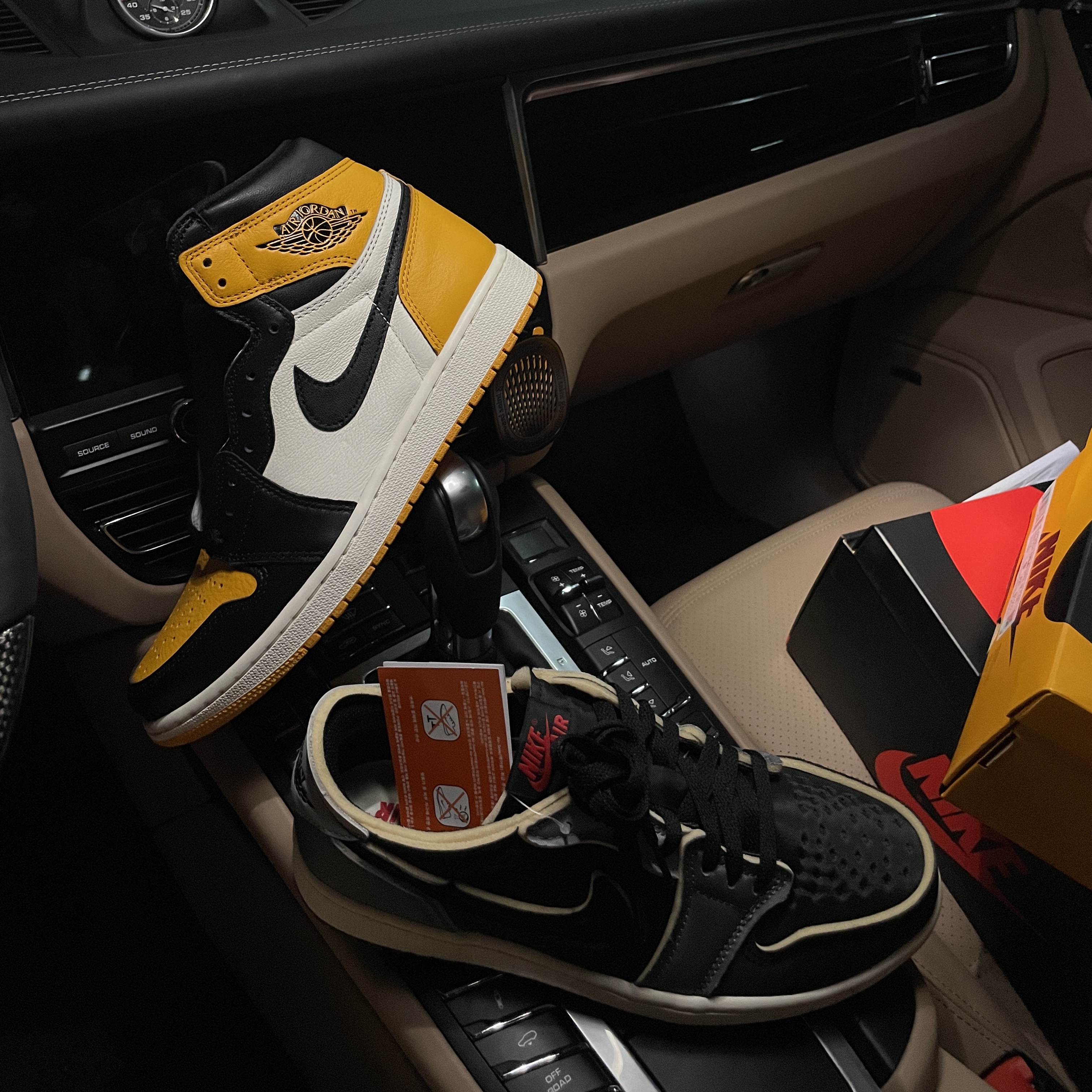 Jordan 1 Retro High OG Taxi, Jordan 1 Retro Low OG EX Black and Smoke Grey 착용 스타일 - 2