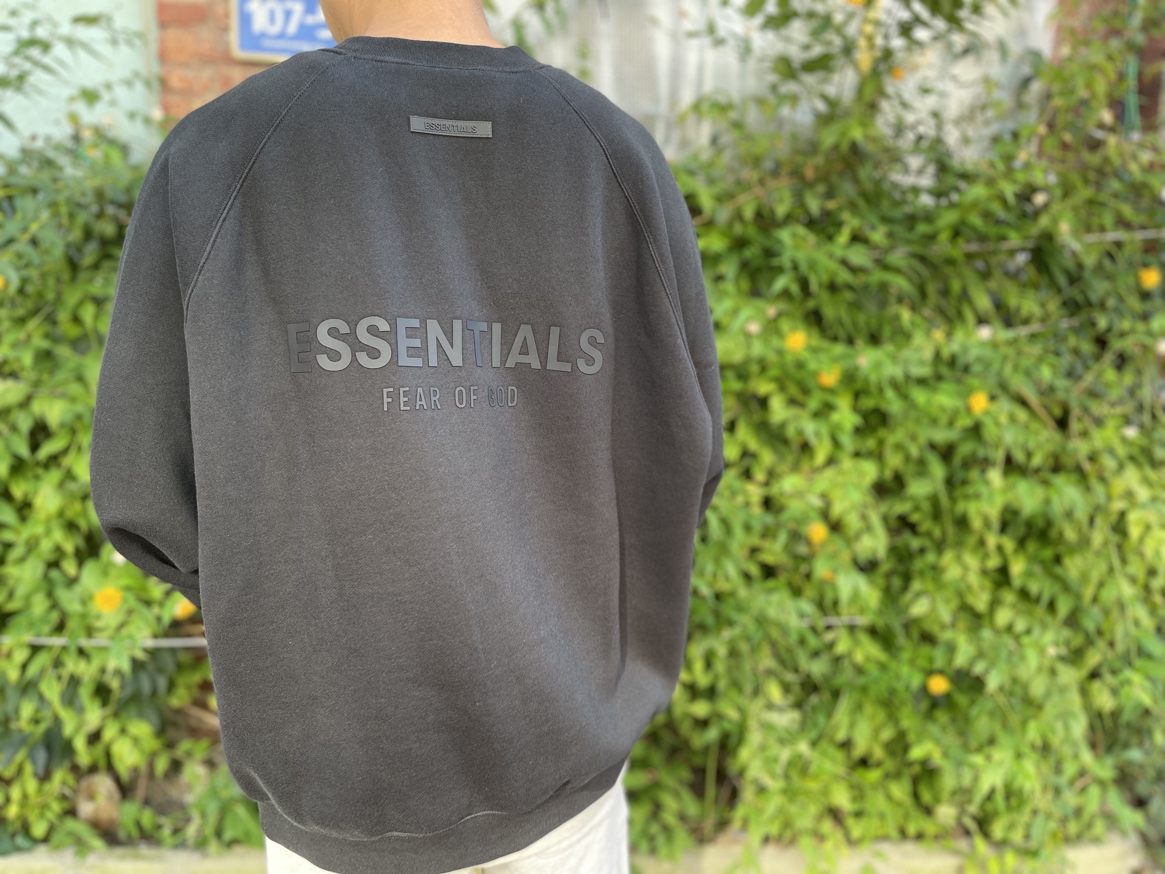 Essentials Pull-Over Crewneck Sweatshirt Black - 21SS, Essentials Sweatshorts Oatmeal - 21SS 착용 스타일 - 1