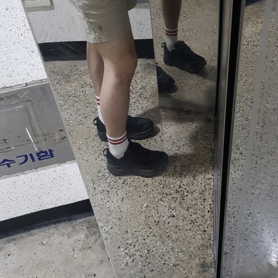 Hoka Bondi 7 Black 착용 스타일