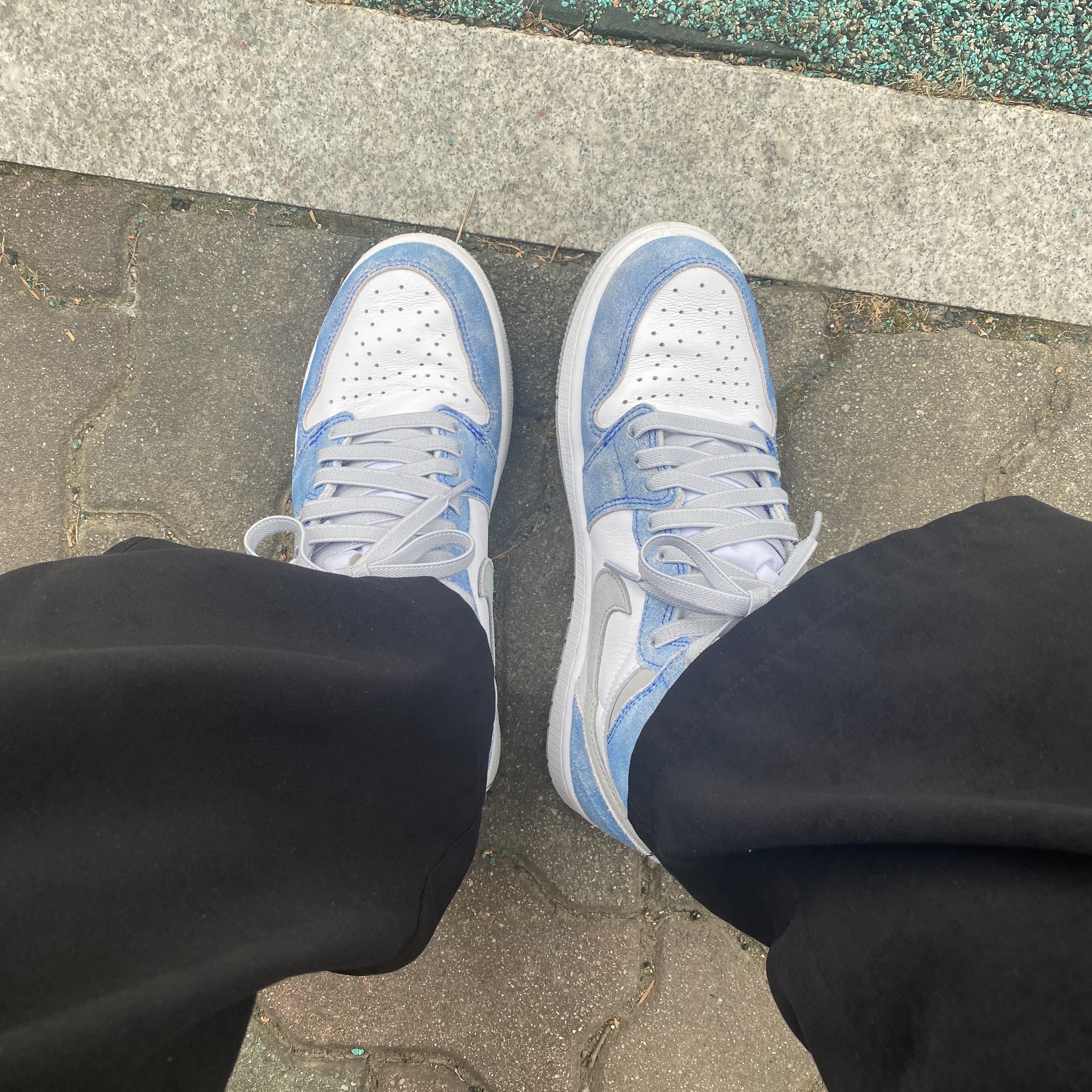 Jordan 1 Retro High OG Hyper Royal 착용 스타일