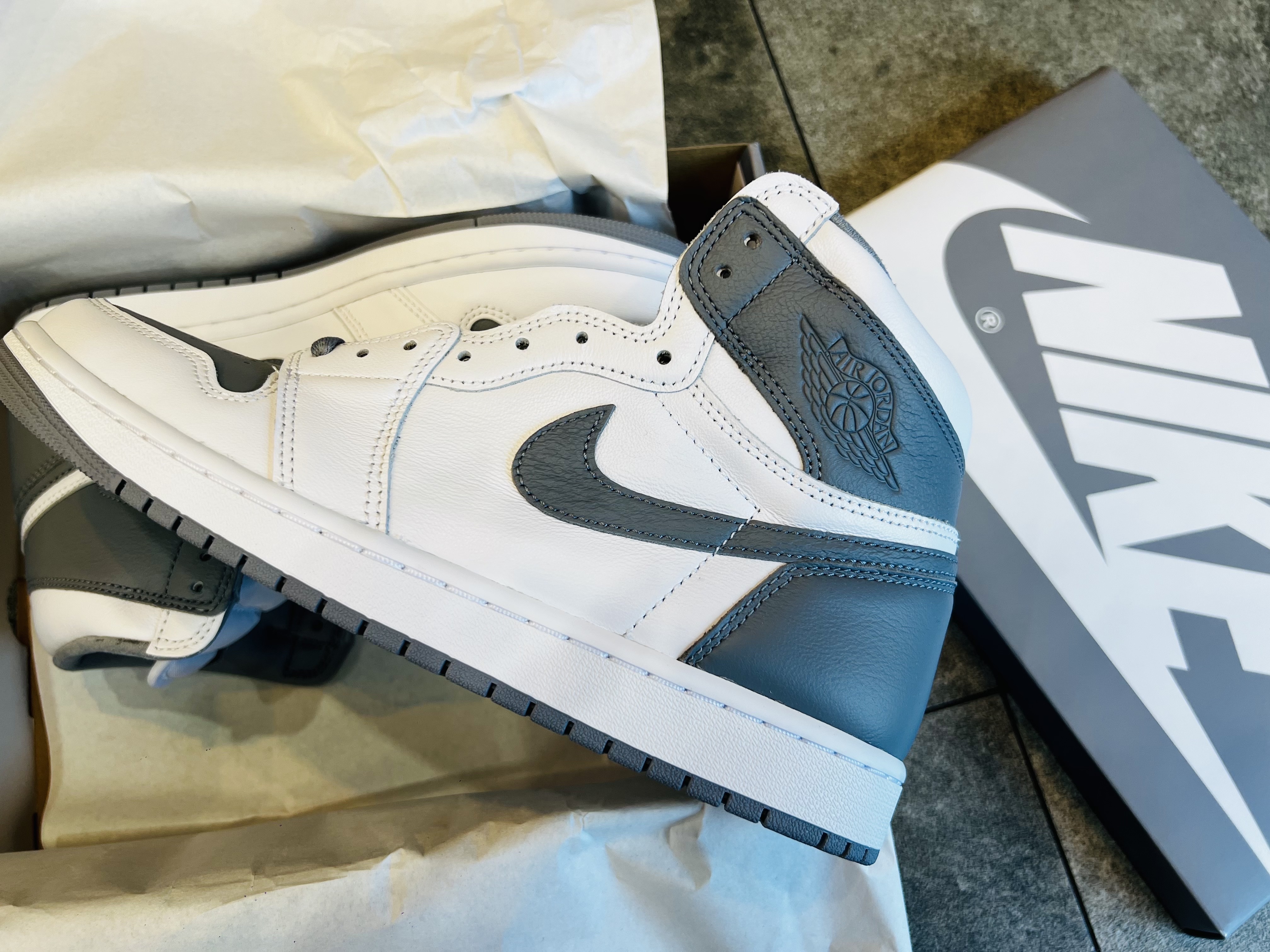 Jordan 1 Retro High OG Stealth 착용 스타일 - 3