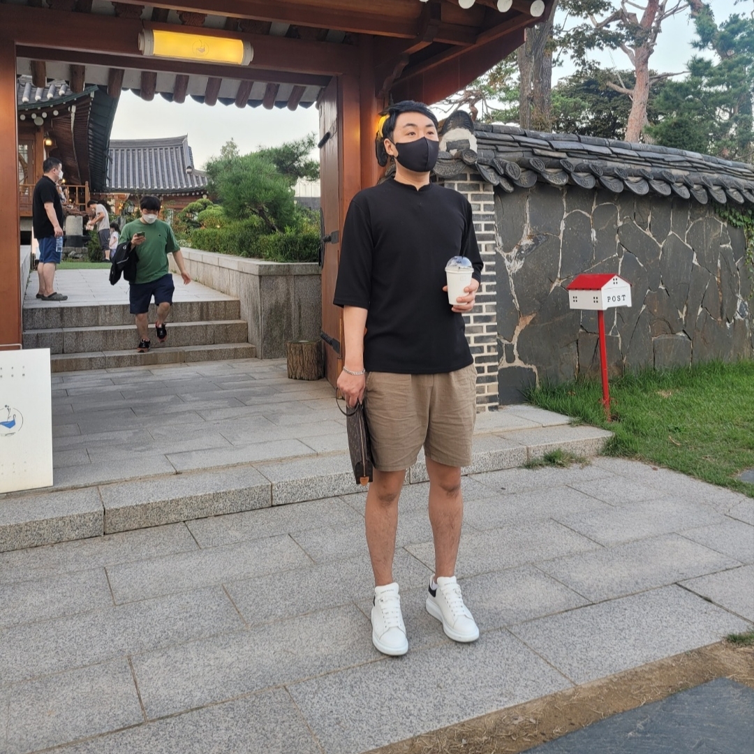 Alexander McQueen Oversized Sneakers White Black, Louis Vuitton Toiletry Pouch 26 Monogram 착용 스타일
