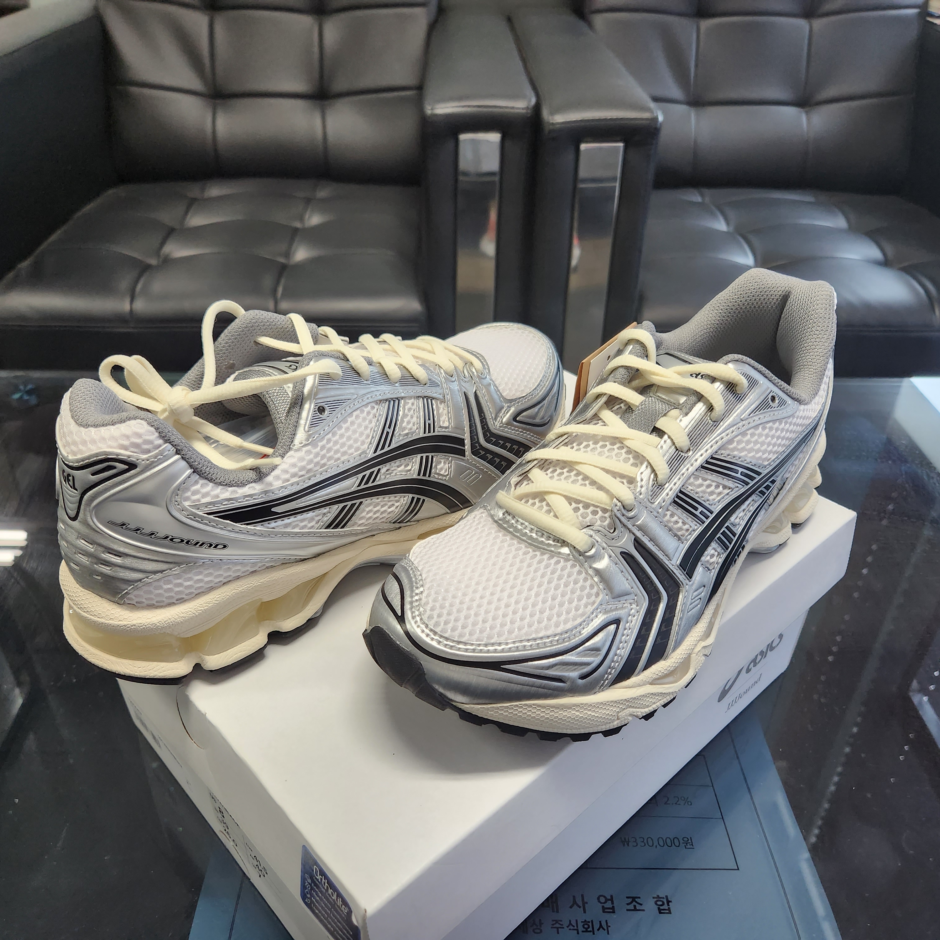 Asics x JJJJound Gel-Kayano 14 Silver Black 착용 스타일 - 1