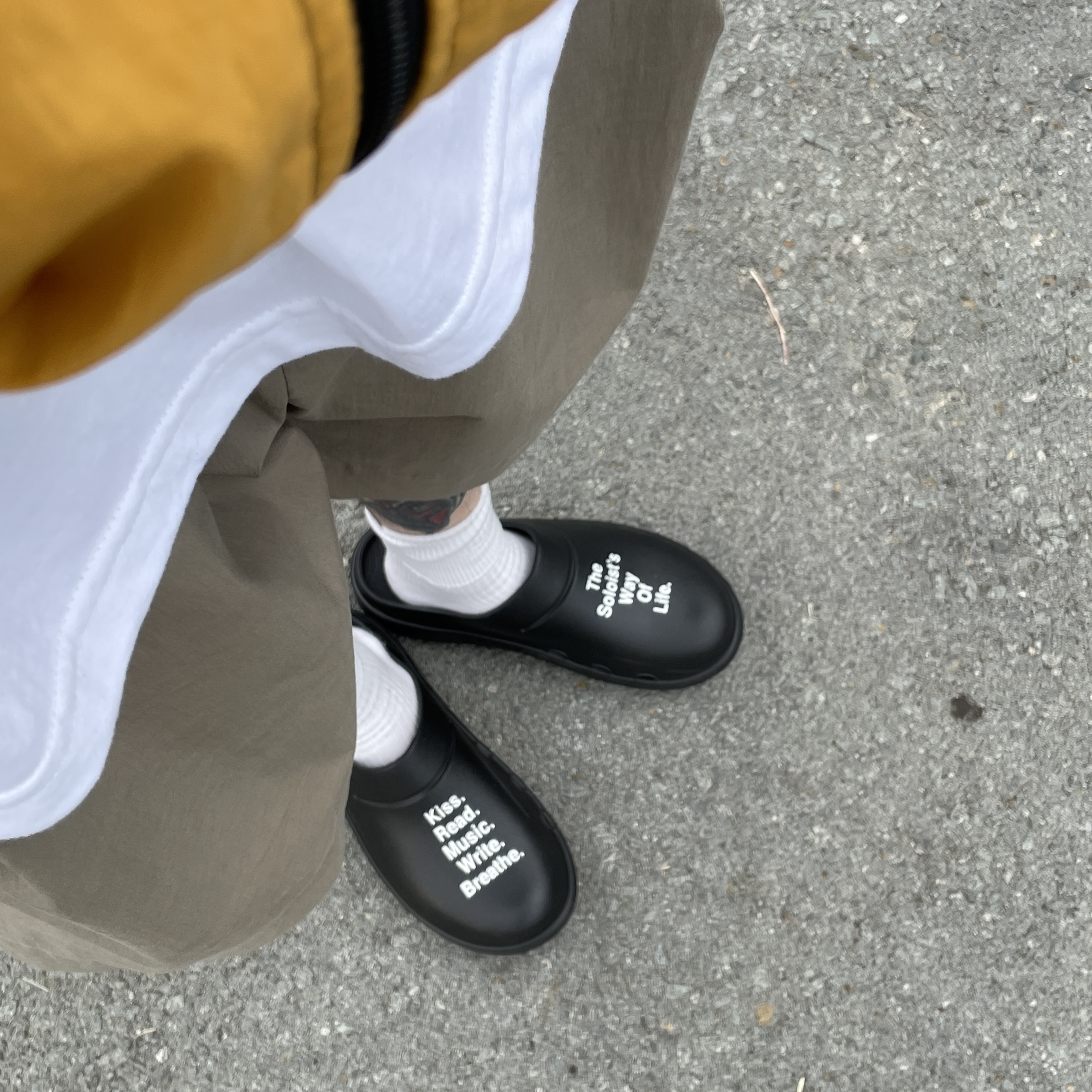 Oofos x Takahiromiyashita The Soloist The Soloist's Way Of Life Clog Black White 착용 스타일