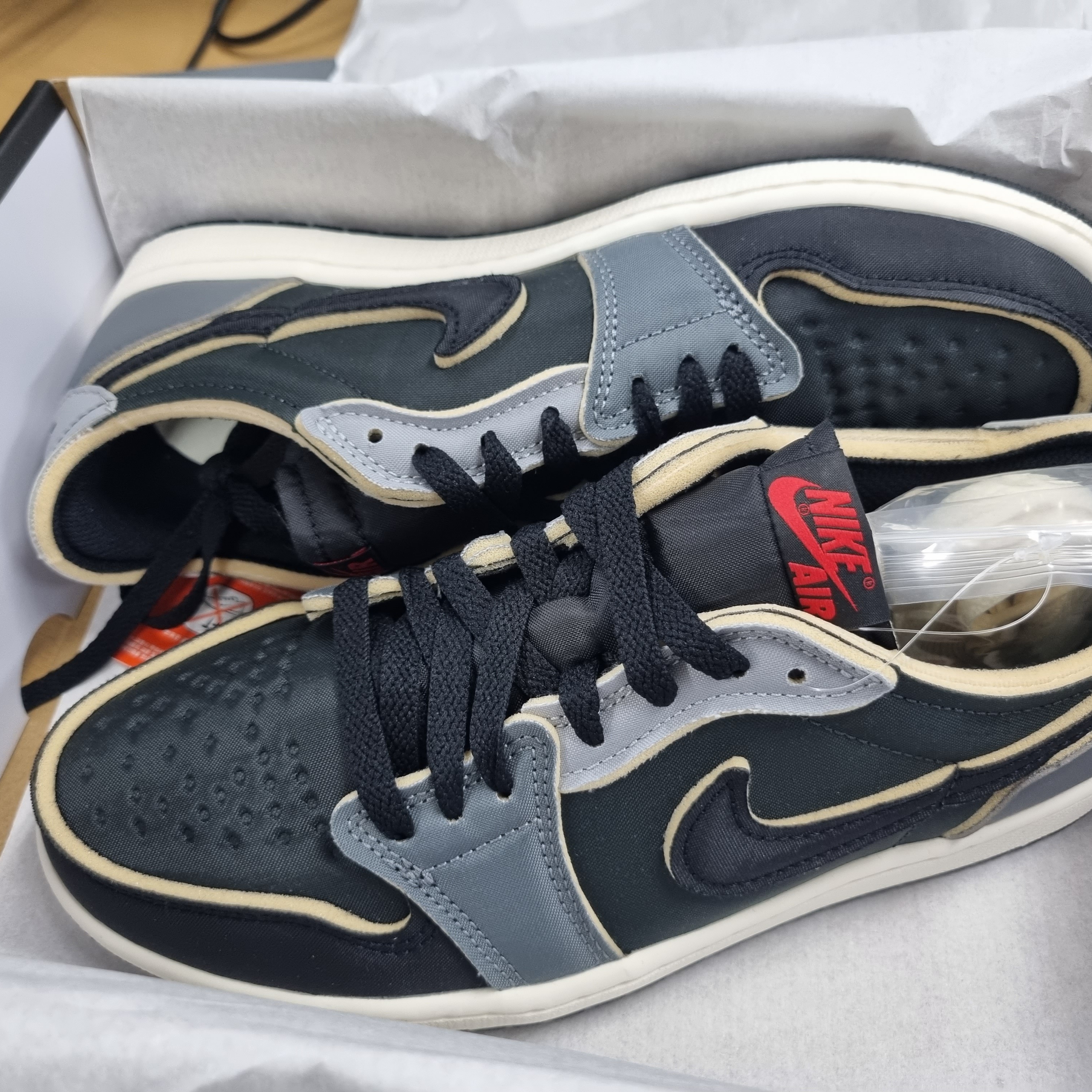 Jordan 1 Retro Low OG EX Black and Smoke Grey 착용 스타일 - 2