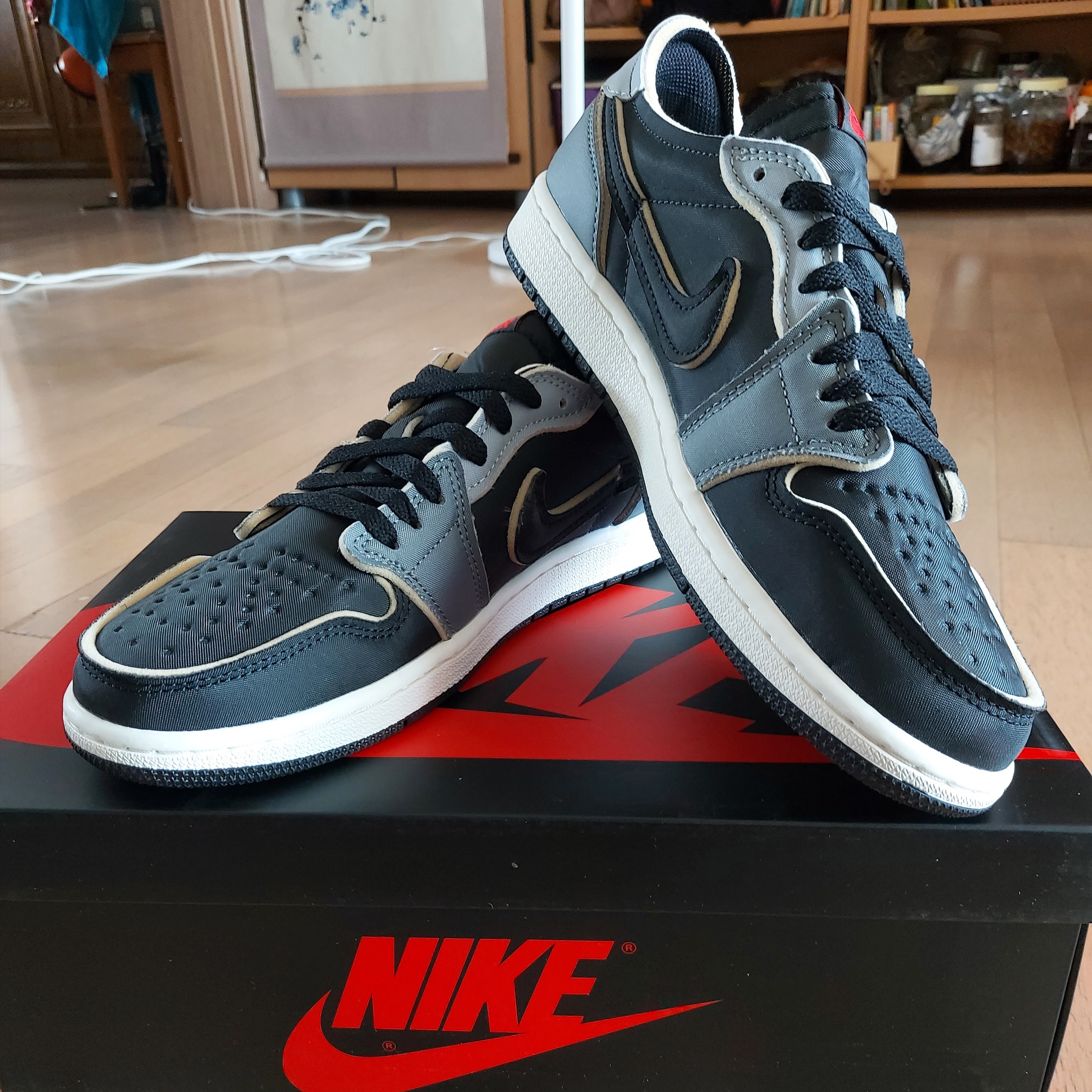 Jordan 1 Retro Low OG EX Black and Smoke Grey 착용 스타일 - 1