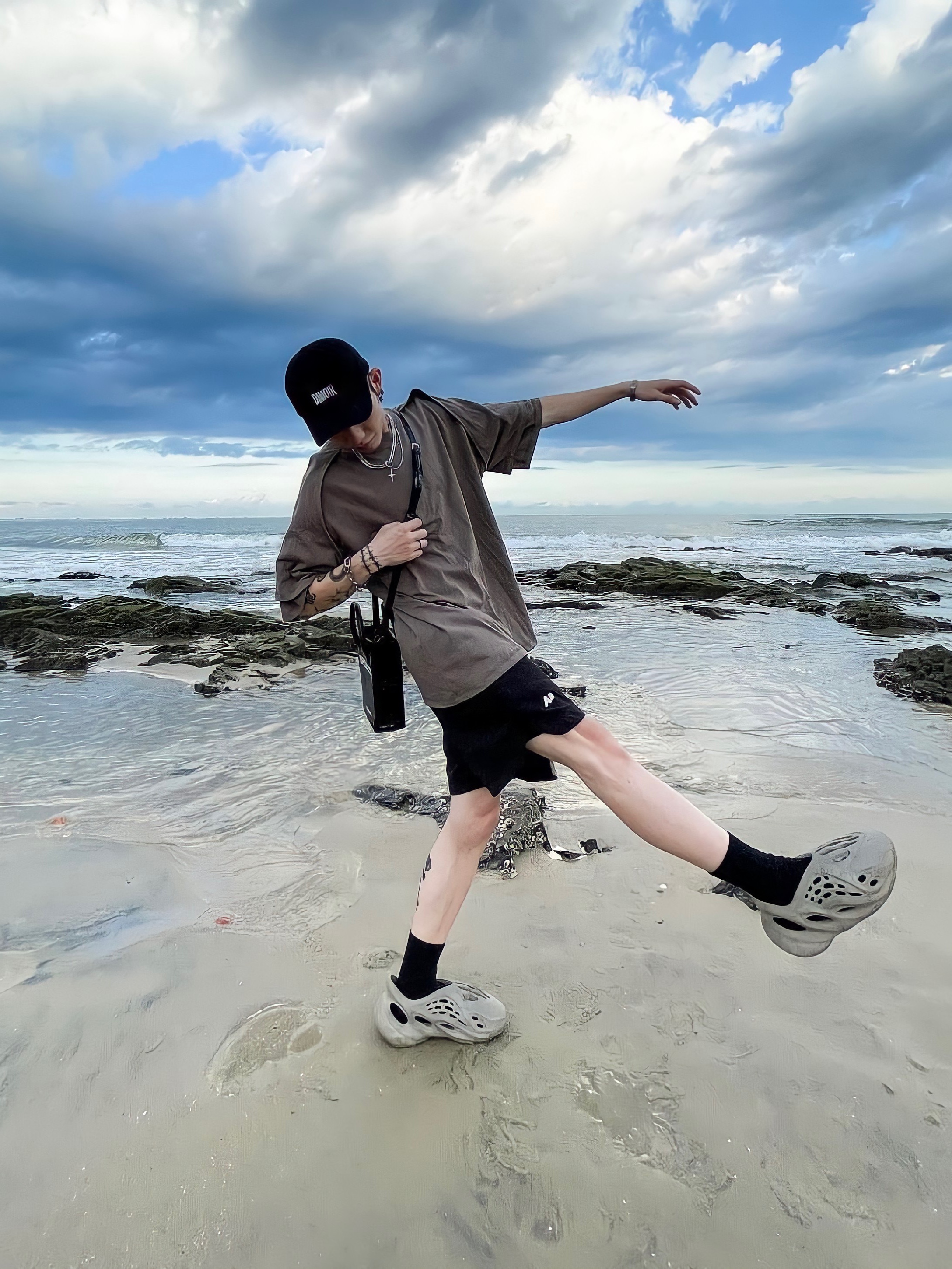 Adidas Yeezy Foam RNNR Stone Sage 착용 스타일 - 2