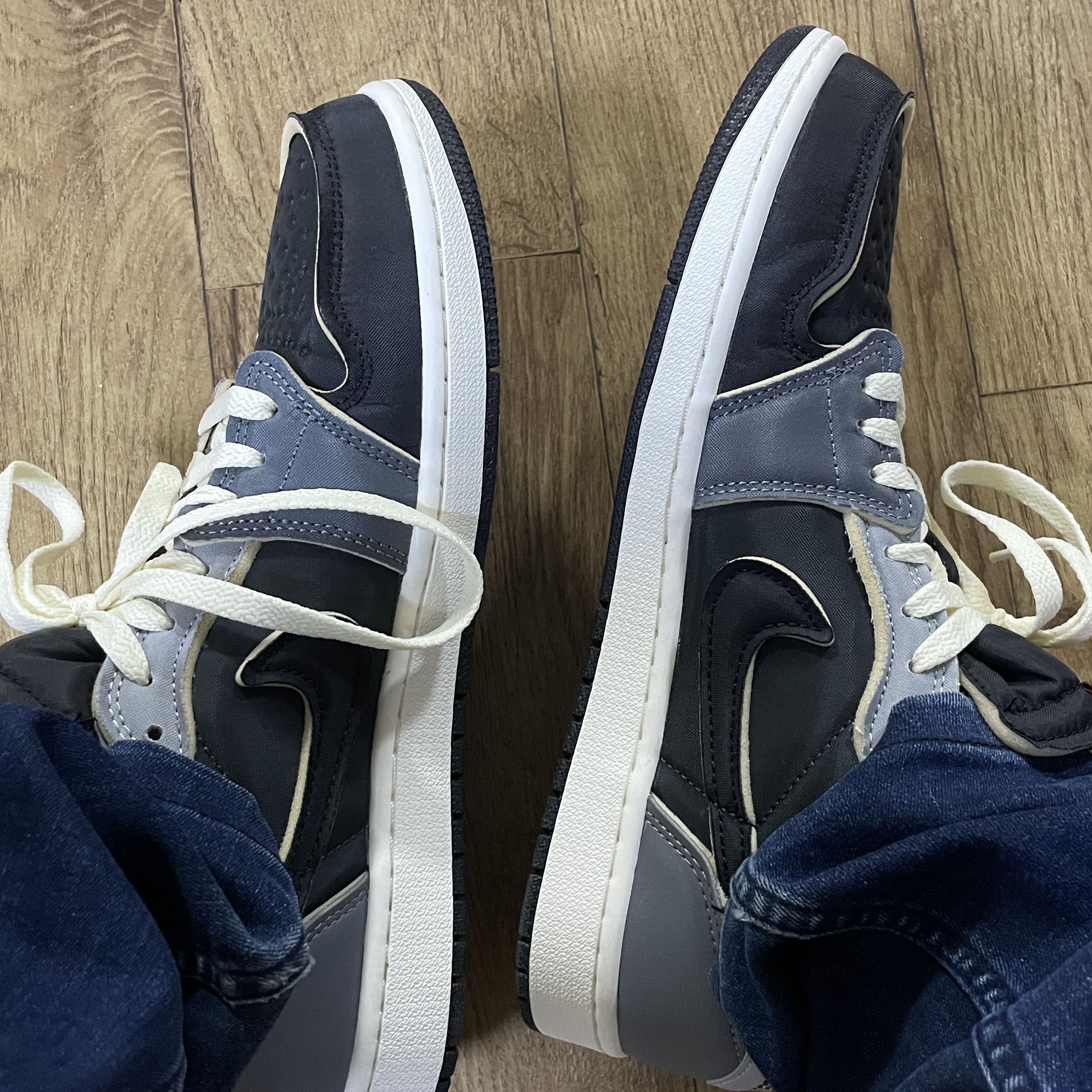 Jordan 1 Retro Low OG EX Black and Smoke Grey 착용 스타일 - 3