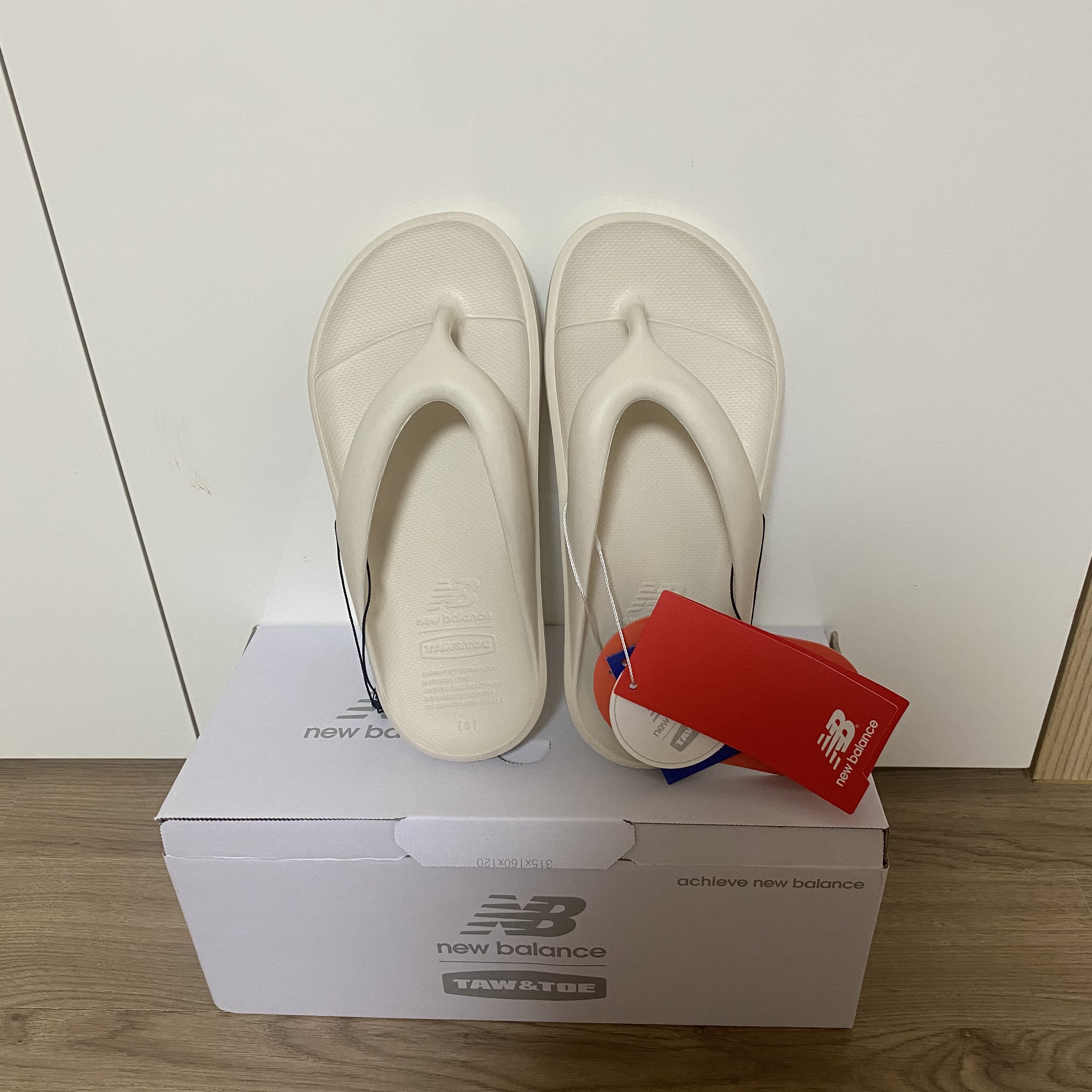 New Balance x Taw&Toe Flip Flop Ivory 착용 스타일