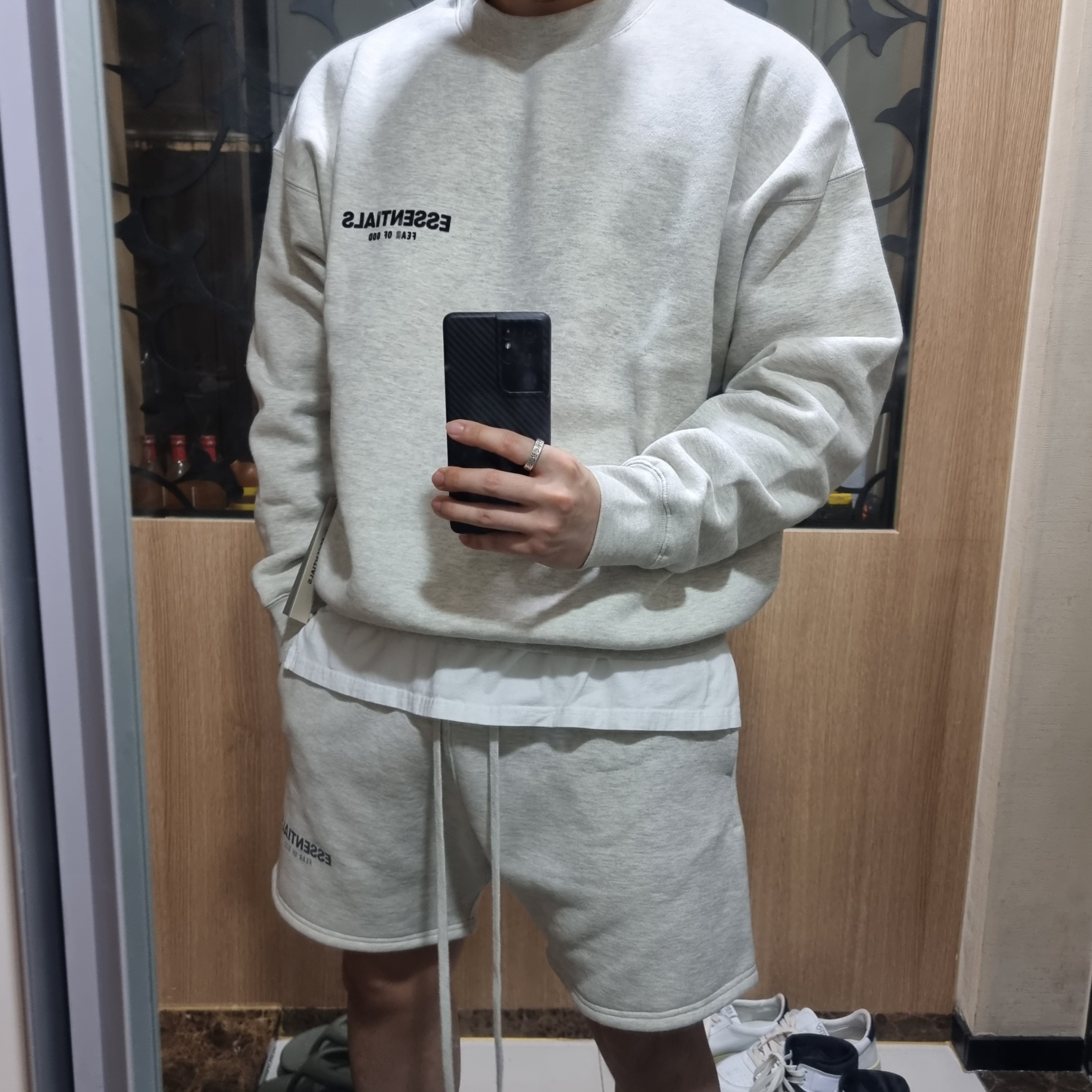 Essentials The Core Collection Crewneck Sweatshirt Light Oatmeal, Essentials The Core Collection Sweatshorts Oatmeal 착용 스타일 - 3