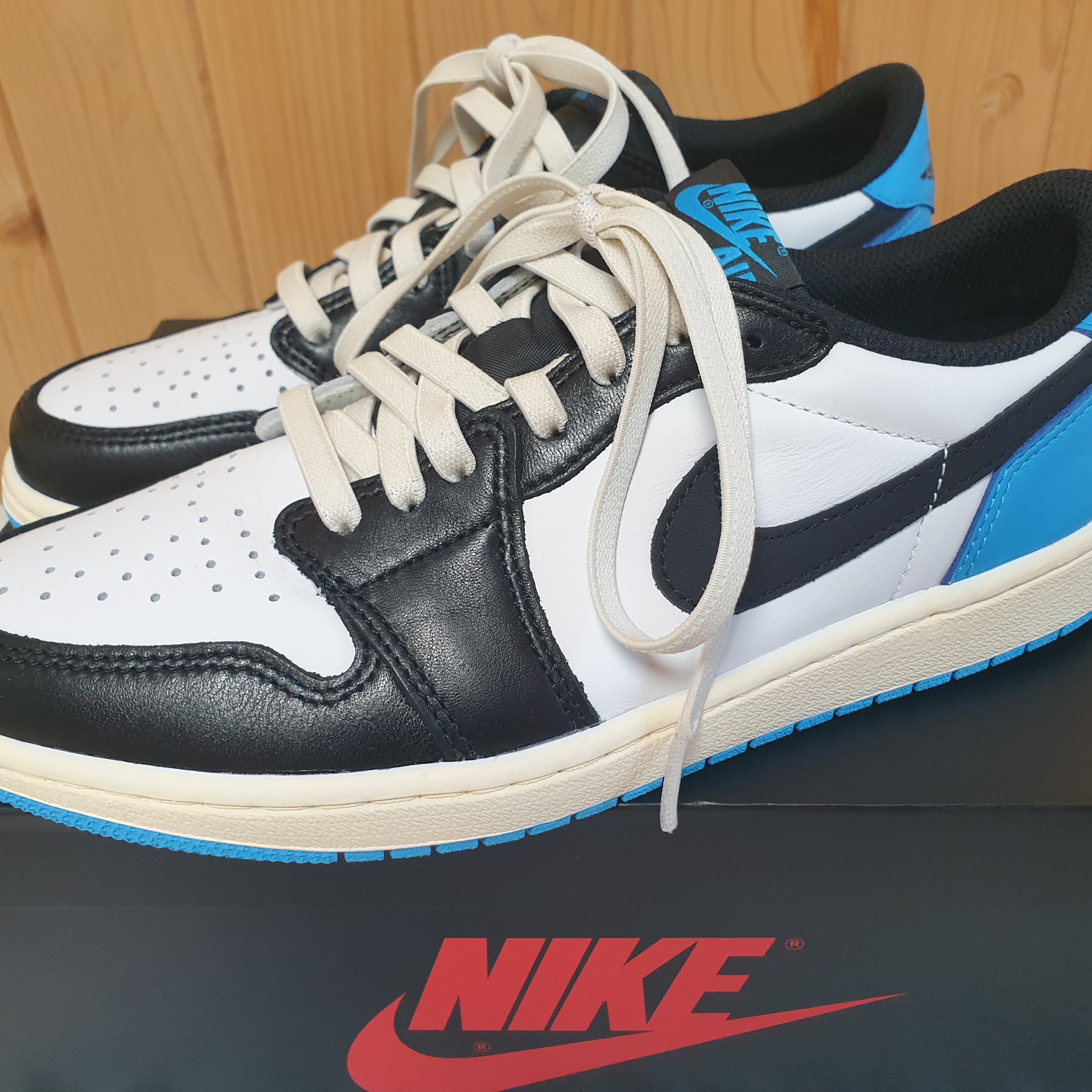 Jordan 1 Retro Low OG Black and Dark Powder Blue 착용 스타일
