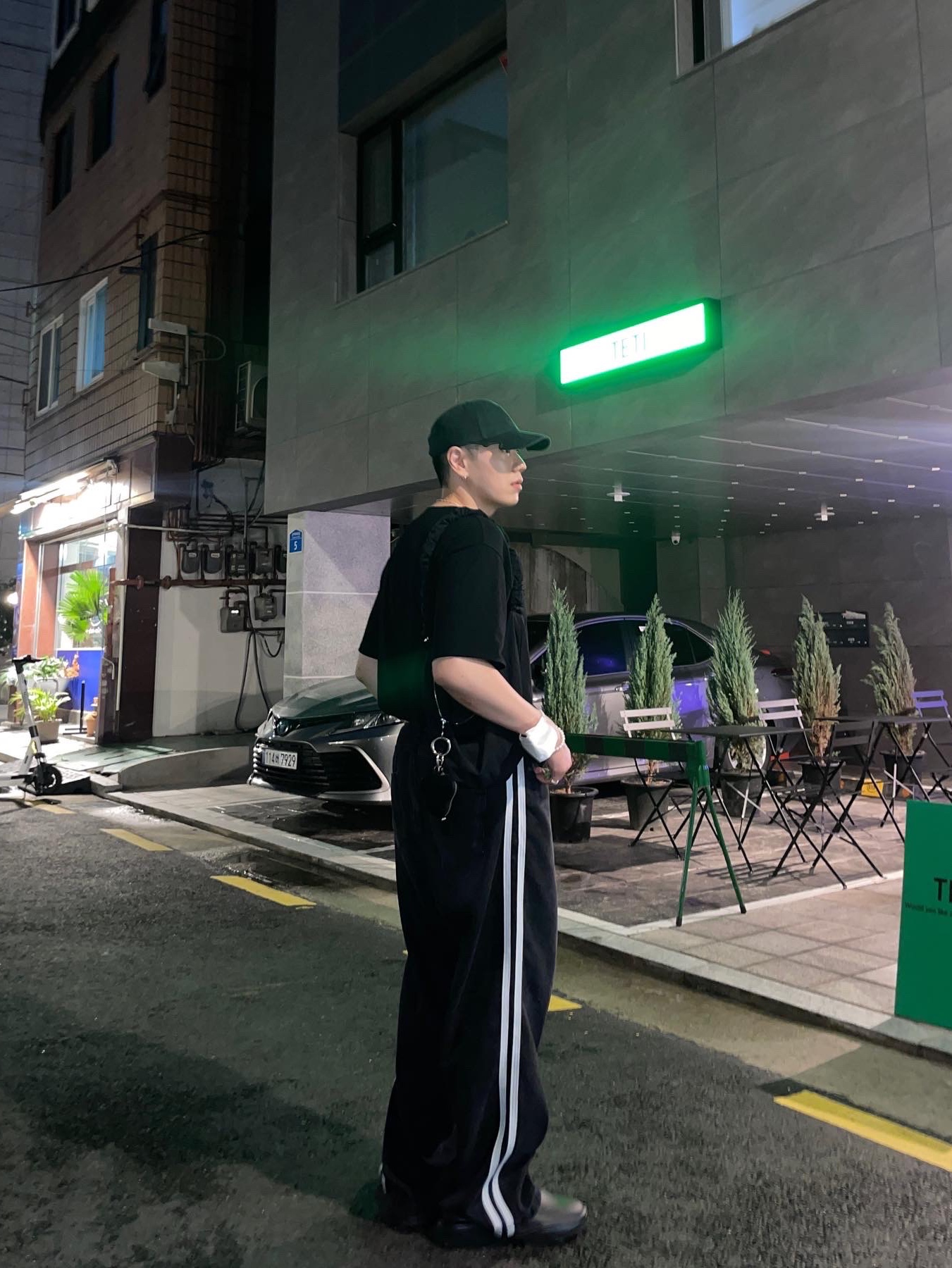 Prada Mellow Rubber Mules Black, Balenciaga Everyday Keyring Black 착용 스타일 - 1