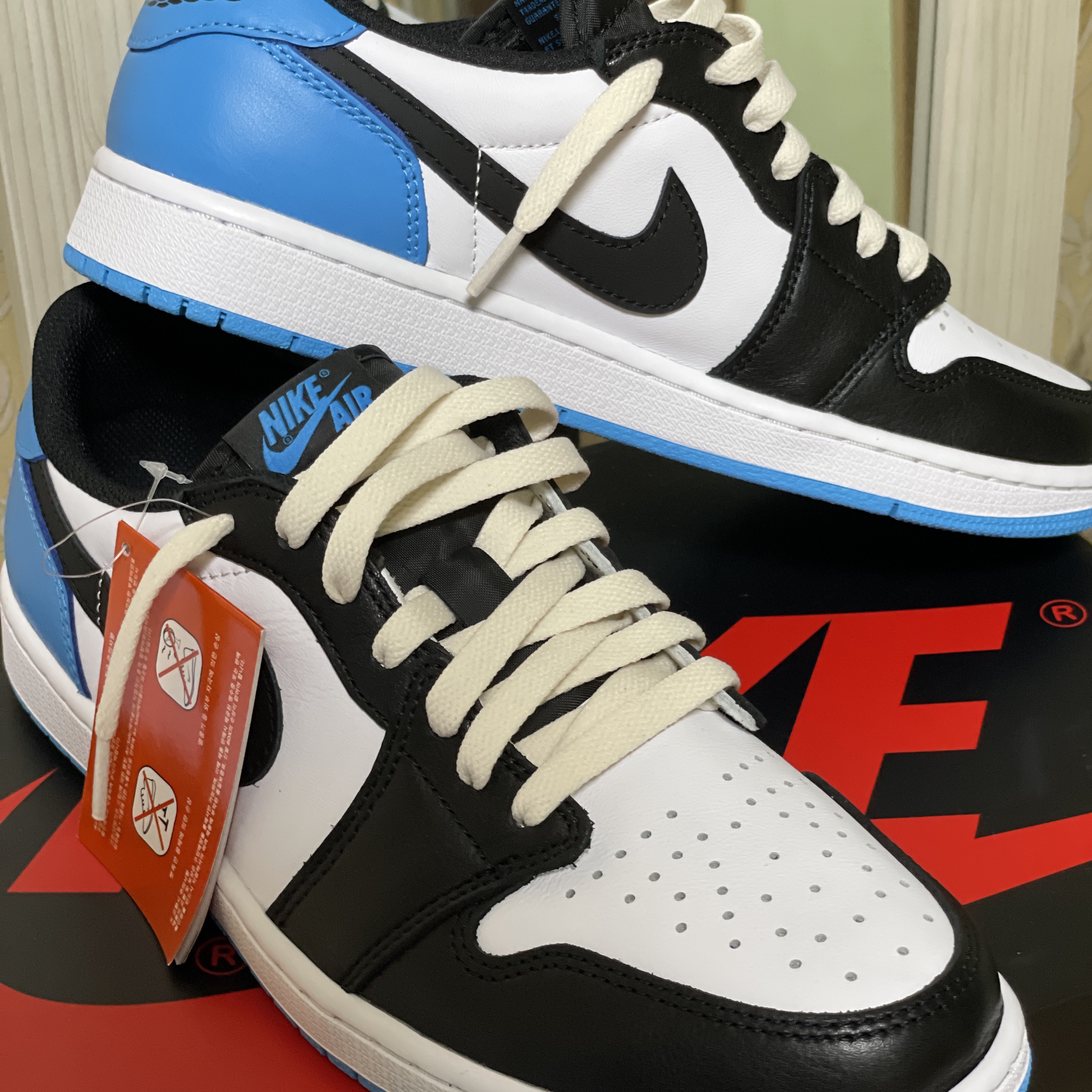 Jordan 1 Retro Low OG Black and Dark Powder Blue 착용 스타일