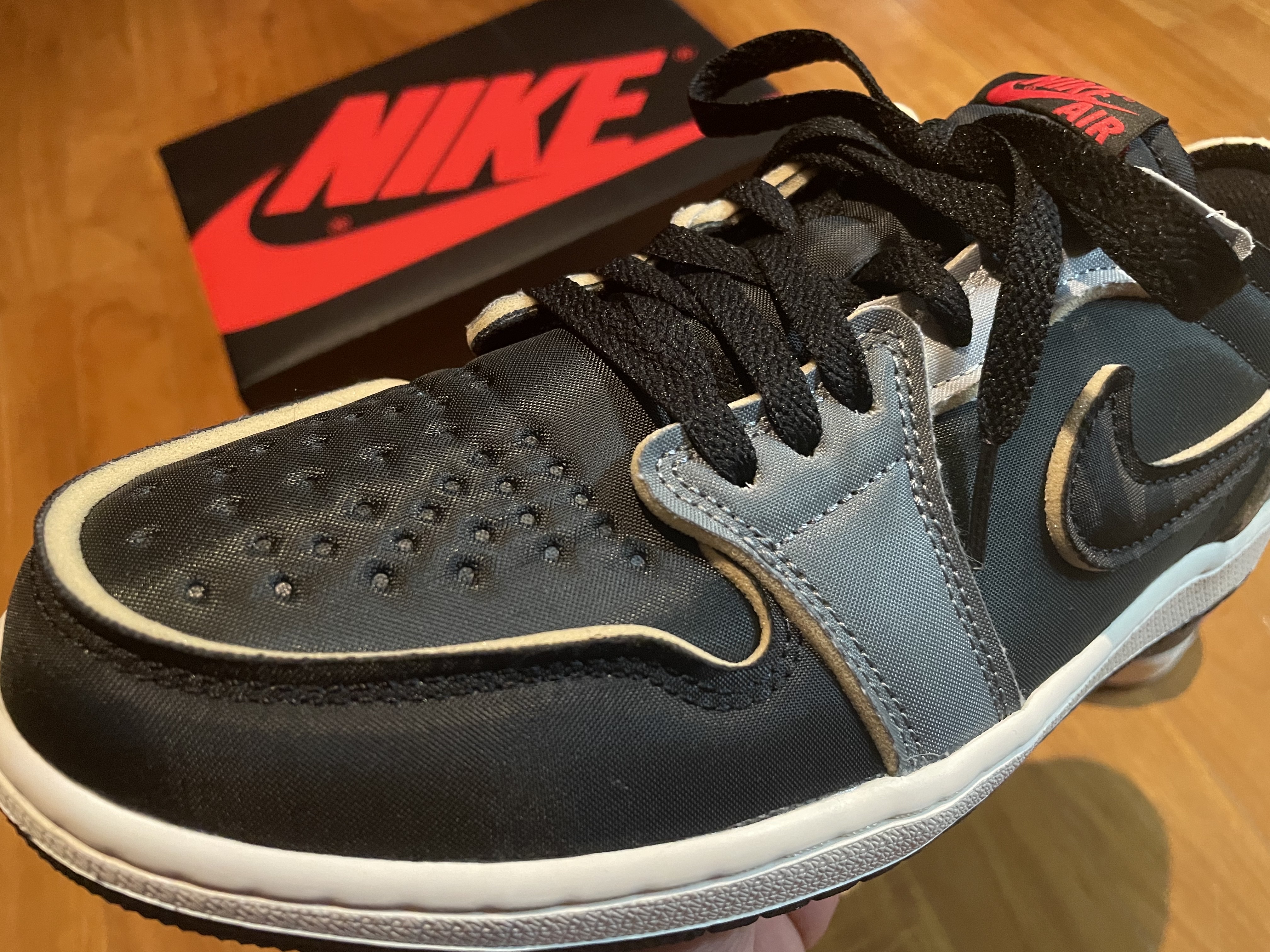 Jordan 1 Retro Low OG EX Black and Smoke Grey 착용 스타일 - 3