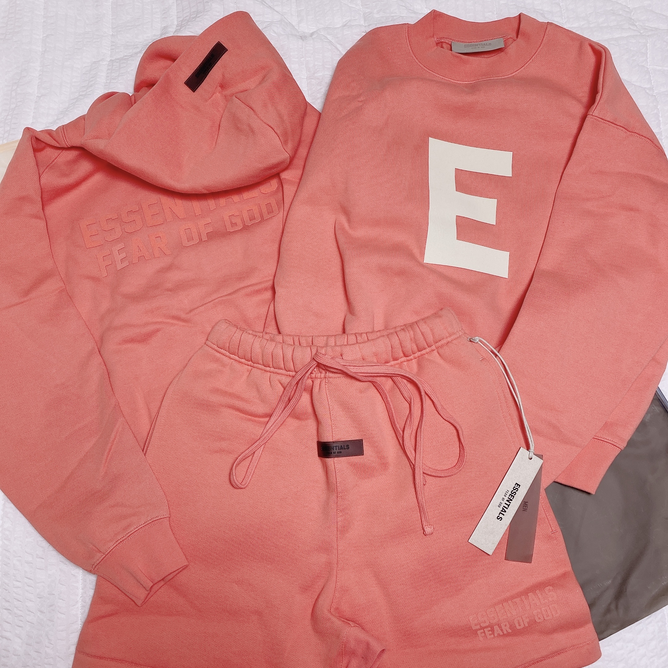 Essentials Sweatshorts Coral - 22FW 착용 스타일