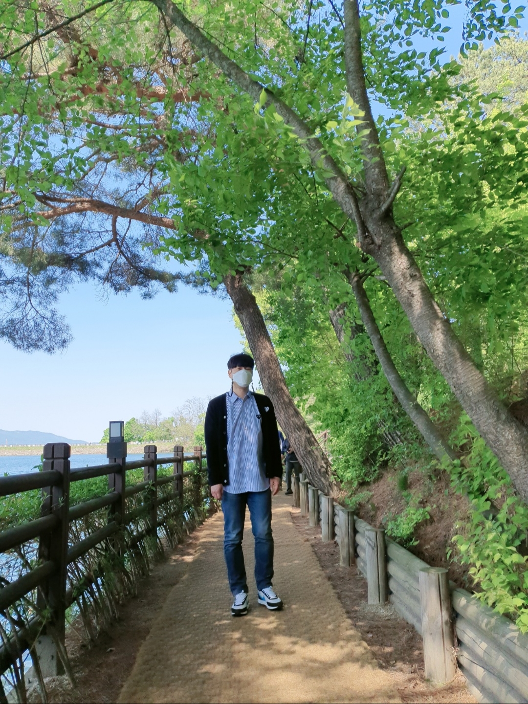Play Comme des Garcons White Heart Knit Cardigan Black, Play Comme des Garcons Striped Black Heart Shirt Blue 착용 스타일 - 1