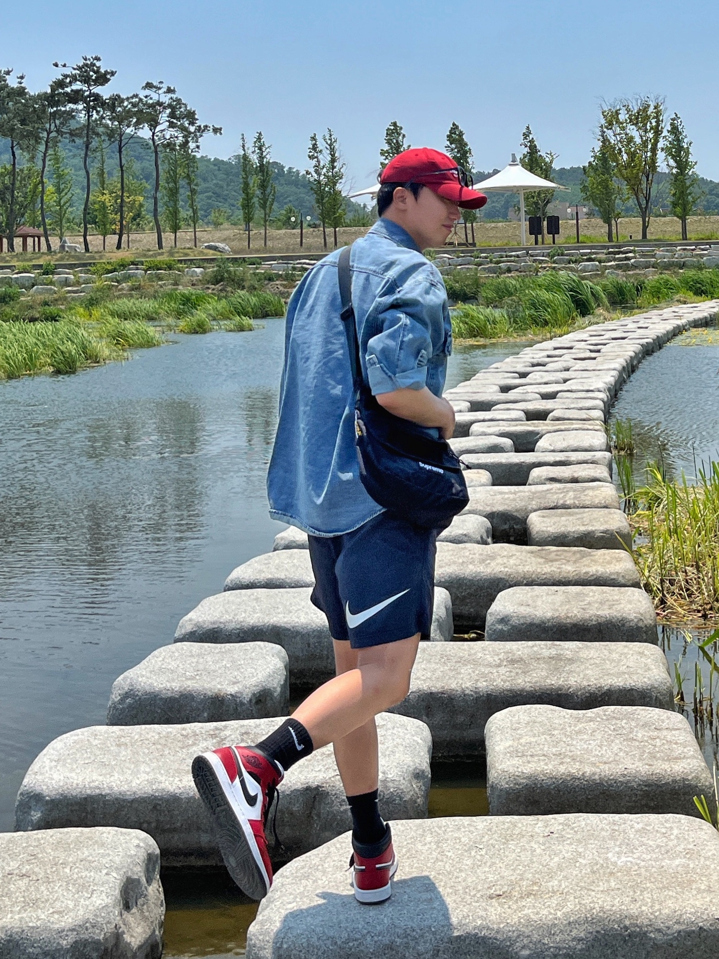 Jordan 1 Mid Chicago Black Toe, Supreme Small Messenger Bag Black - 22SS 착용 스타일