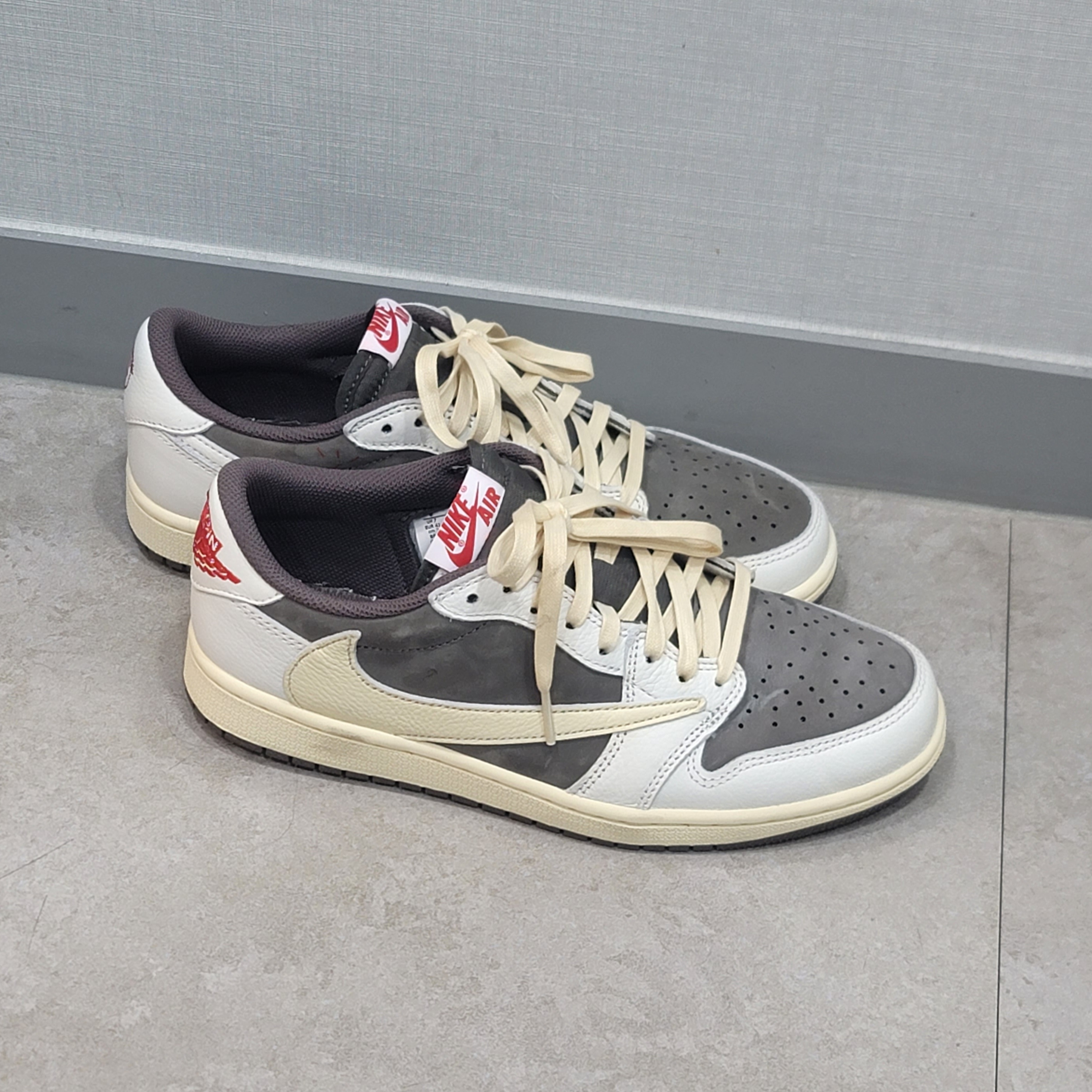 Jordan 1 x Travis Scott Retro Low OG SP Sail and Ridgerock 착용 스타일