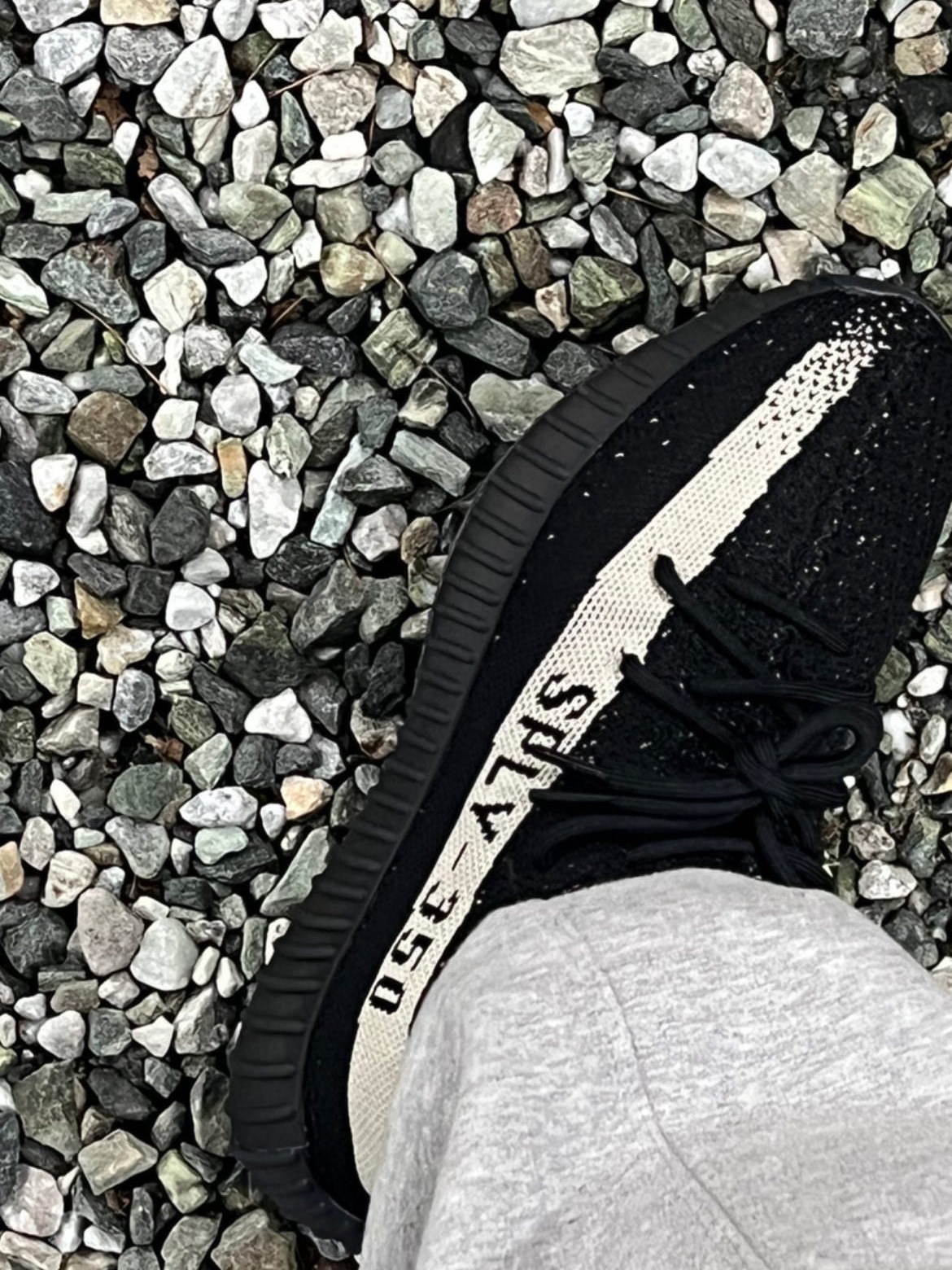 Adidas Yeezy Boost 350 V2 Core Black White 2022 착용 스타일