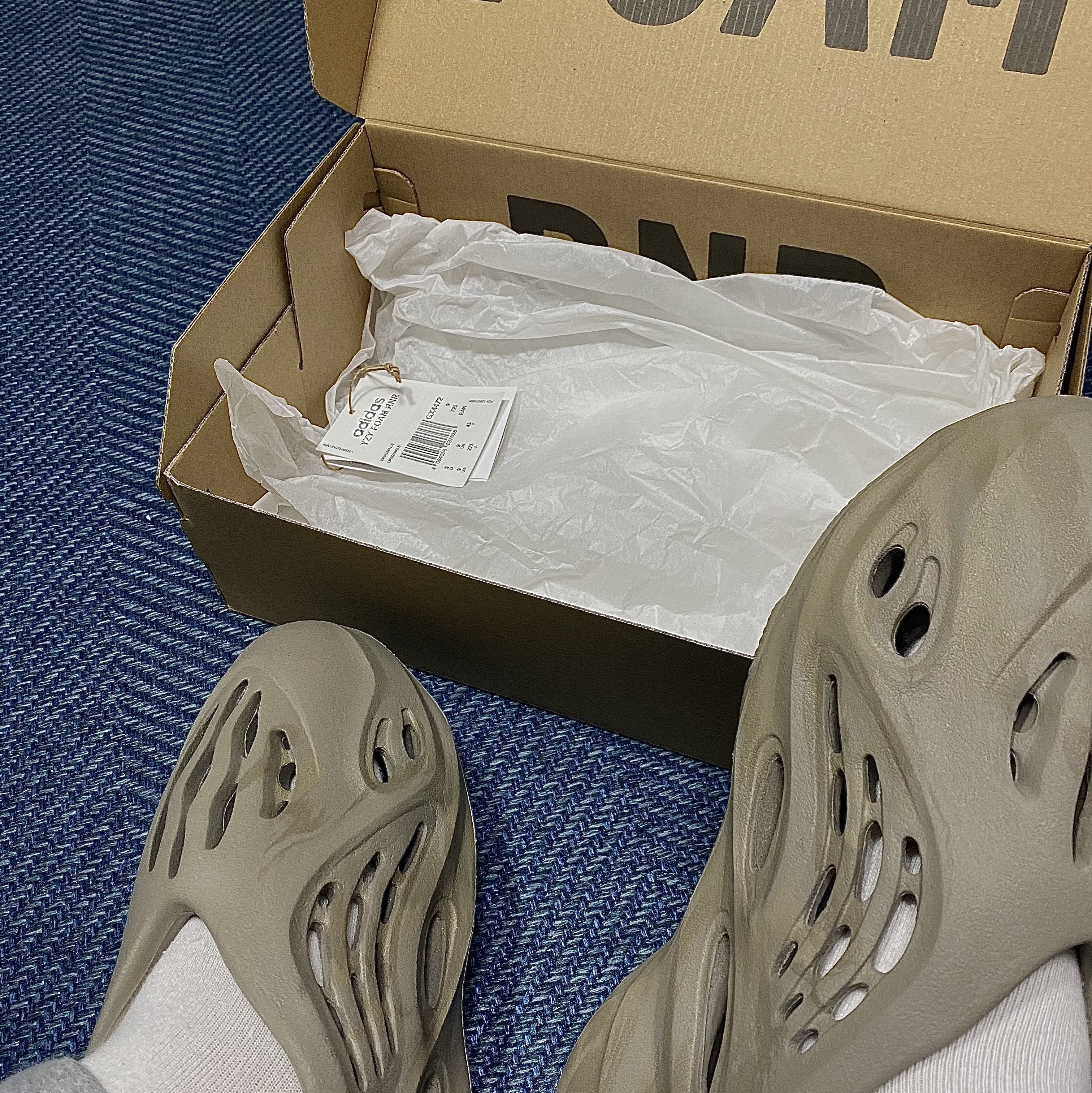Adidas Yeezy Foam RNNR Stone Sage 착용 스타일