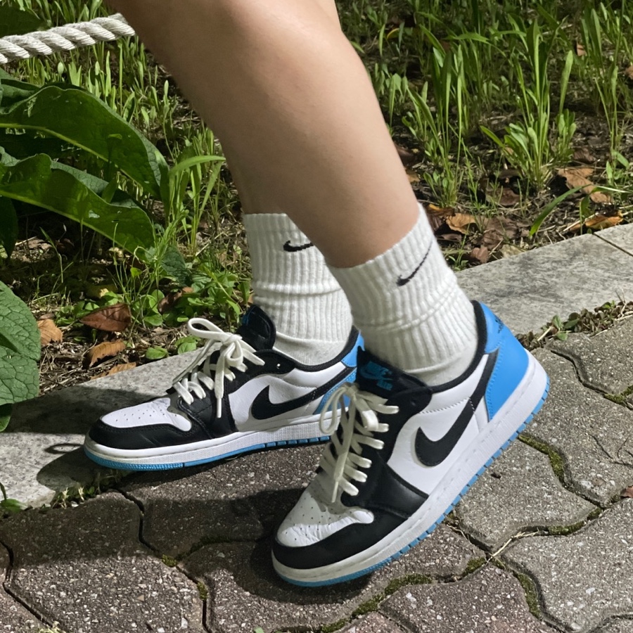 Patagonia P-6 Logo Responsibili-Tee S/S Black, (W) Jordan 1 Retro Low OG Black and Dark Powder Blue 착용 스타일 - 2