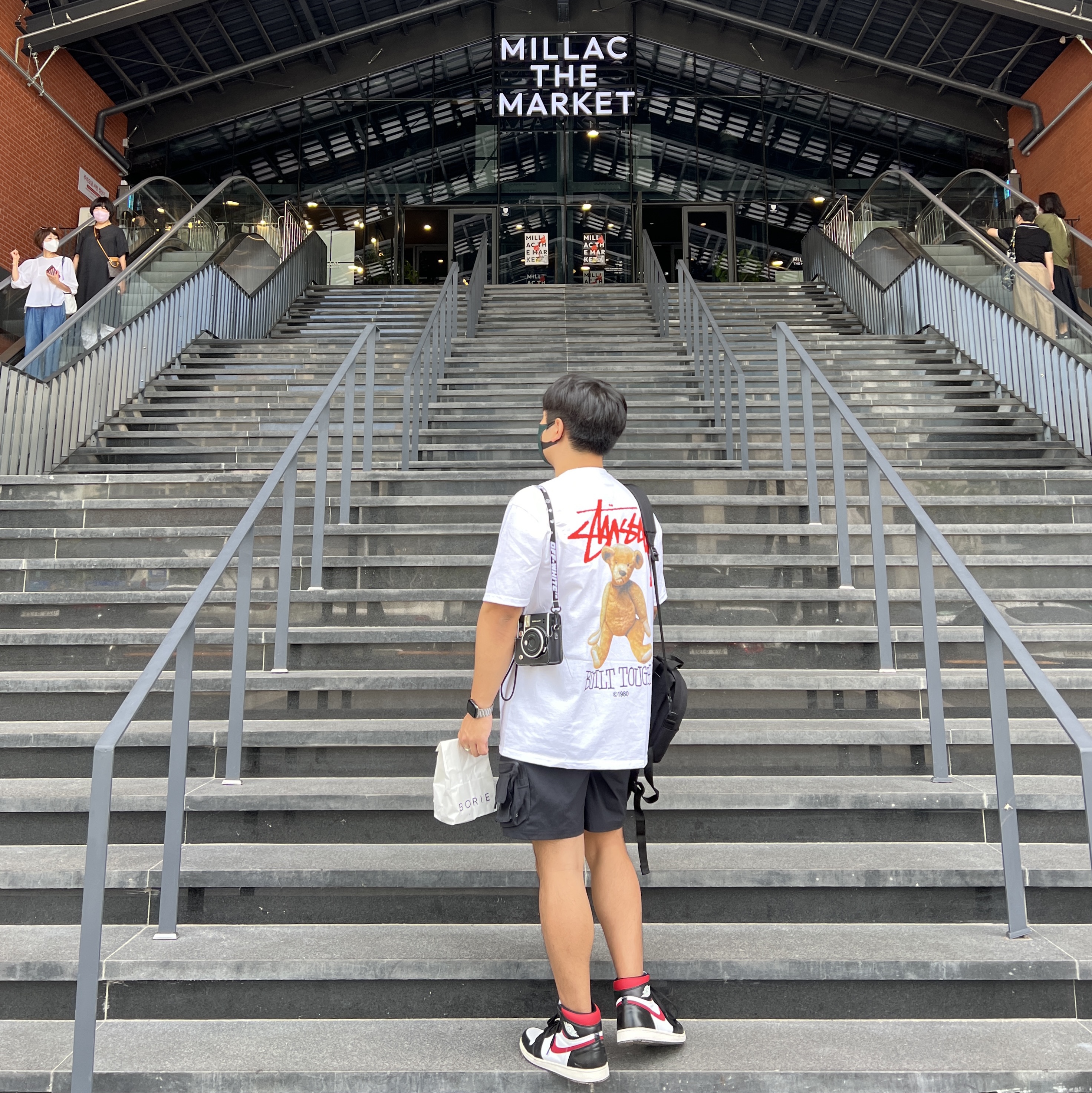 Stussy Built Tough T-Shirt White, MM6 Maison Margiela x Eastpak Mini Shoulder Bag Black 착용 스타일 - 1