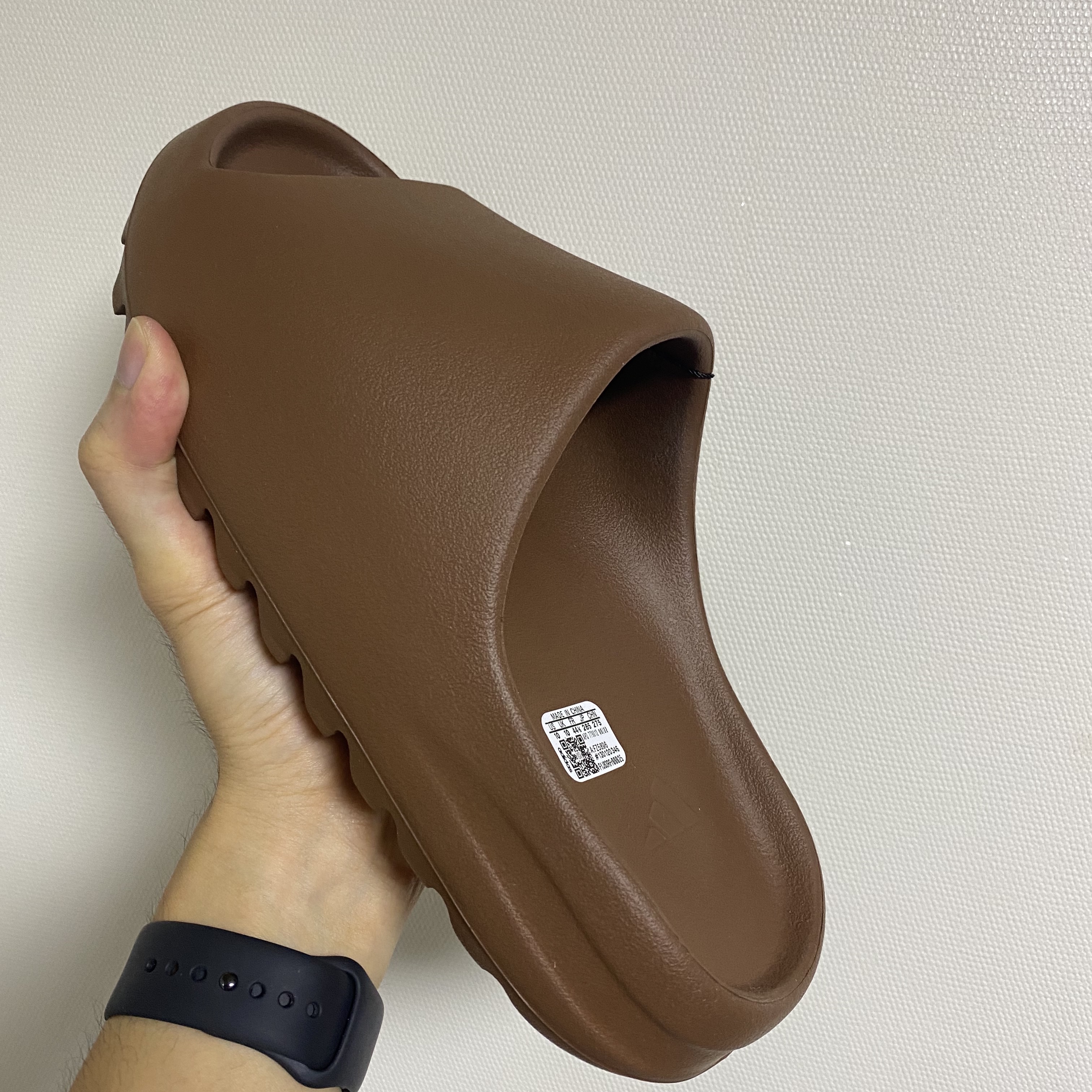 Adidas Yeezy Slide Flax 착용 스타일