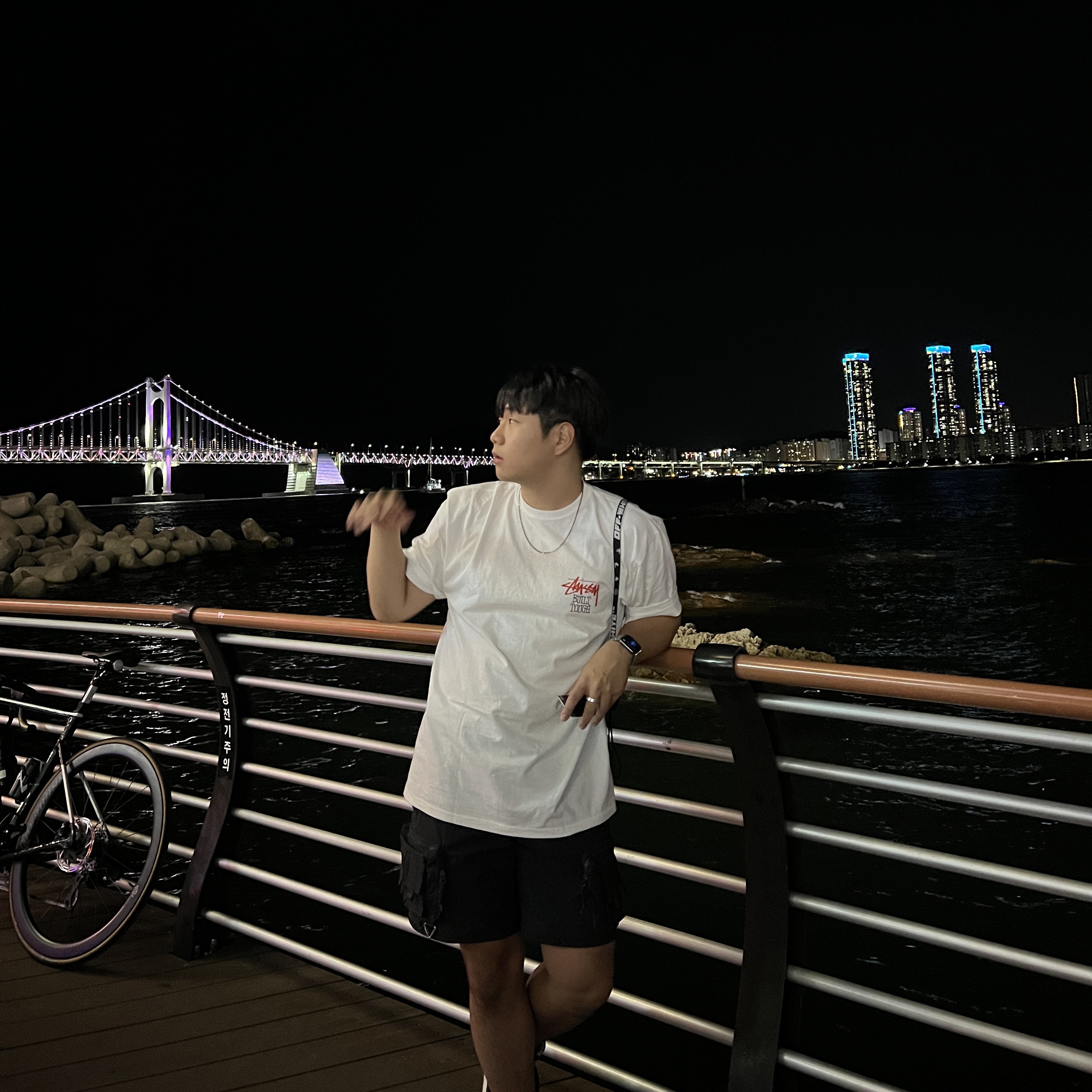 Stussy Built Tough T-Shirt White, MM6 Maison Margiela x Eastpak Mini Shoulder Bag Black 착용 스타일 - 2