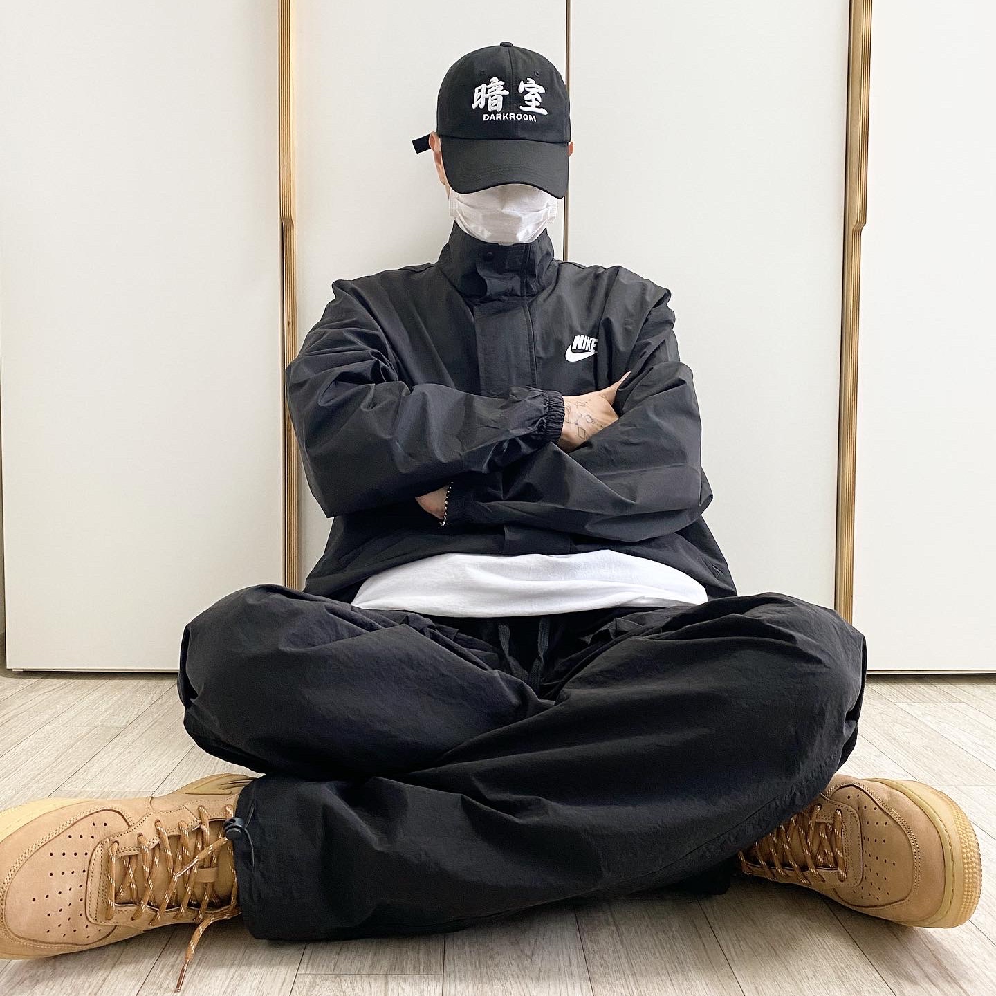 Darkr8m Studio White Logo Cap, Nike Air Force 1 Mid '07 WB Flax 착용 스타일 - 1