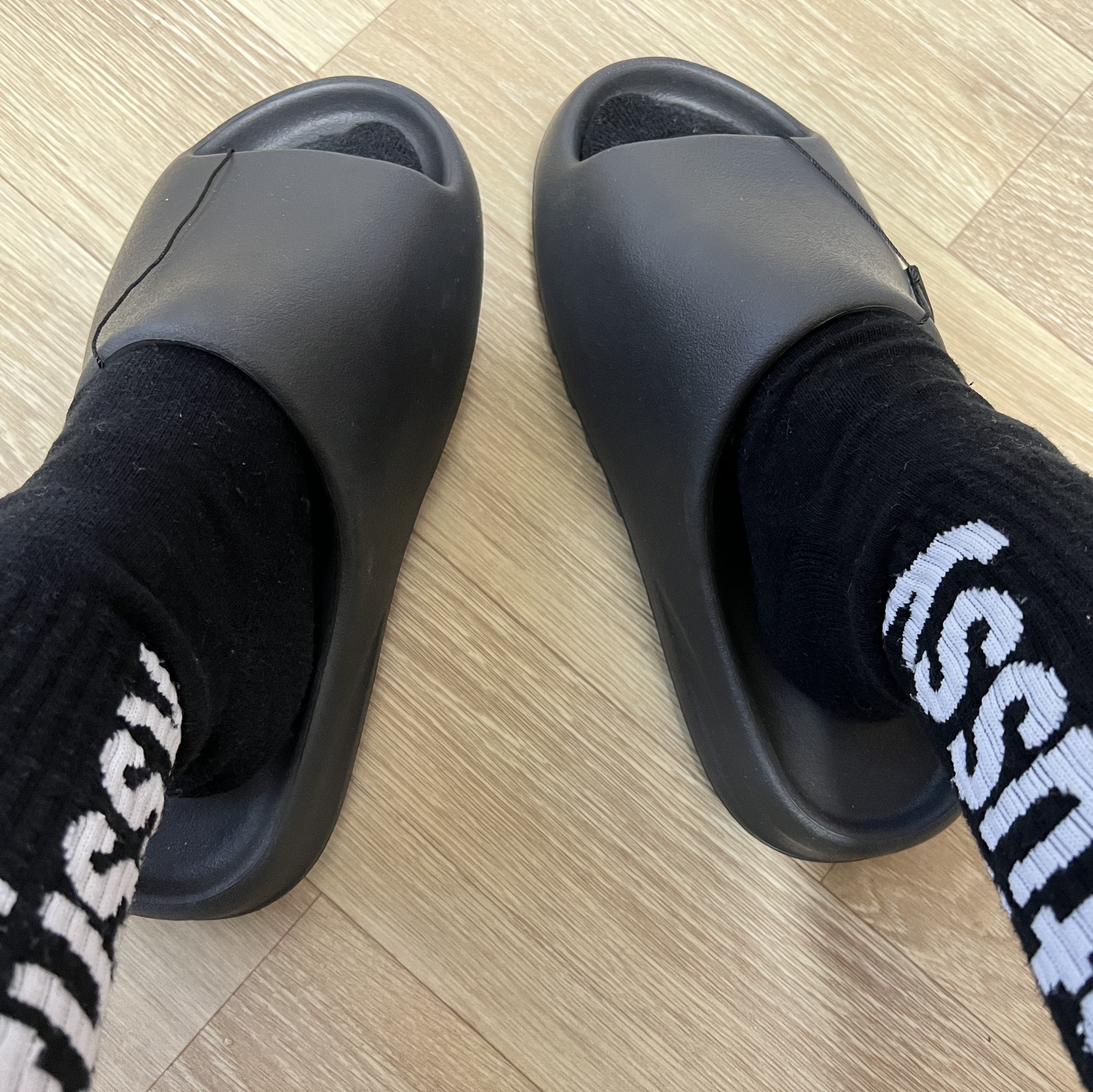 Adidas Yeezy Slide Onyx 착용 스타일 - 2