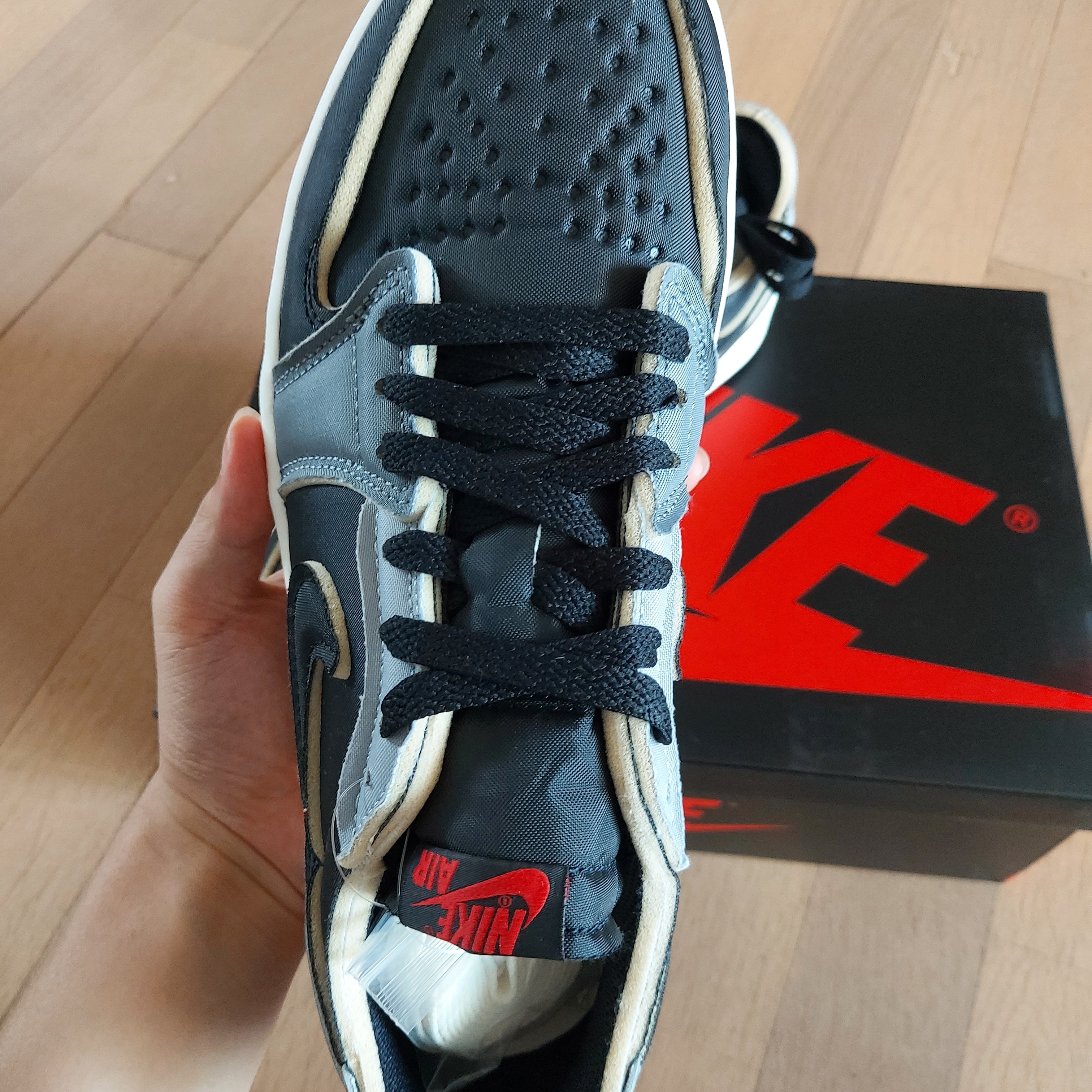 Jordan 1 Retro Low OG EX Black and Smoke Grey 착용 스타일 - 3