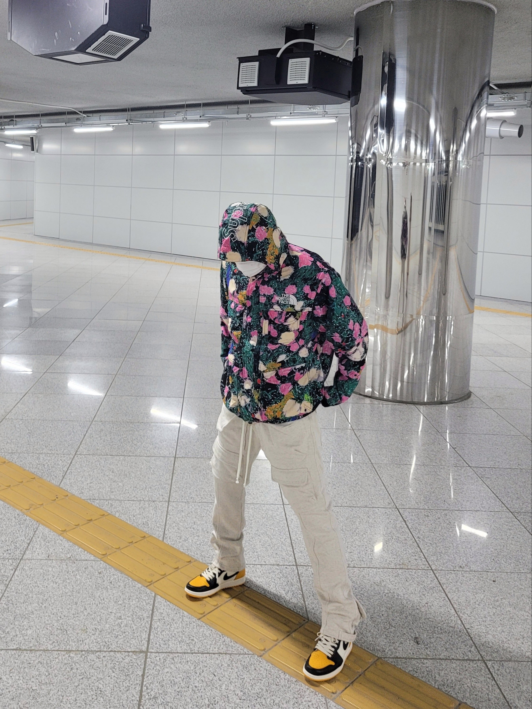 Supreme x The North Face Trekking Convertible Jacket Flowers - 22SS, Jordan 1 Retro High OG Taxi 착용 스타일 - 3