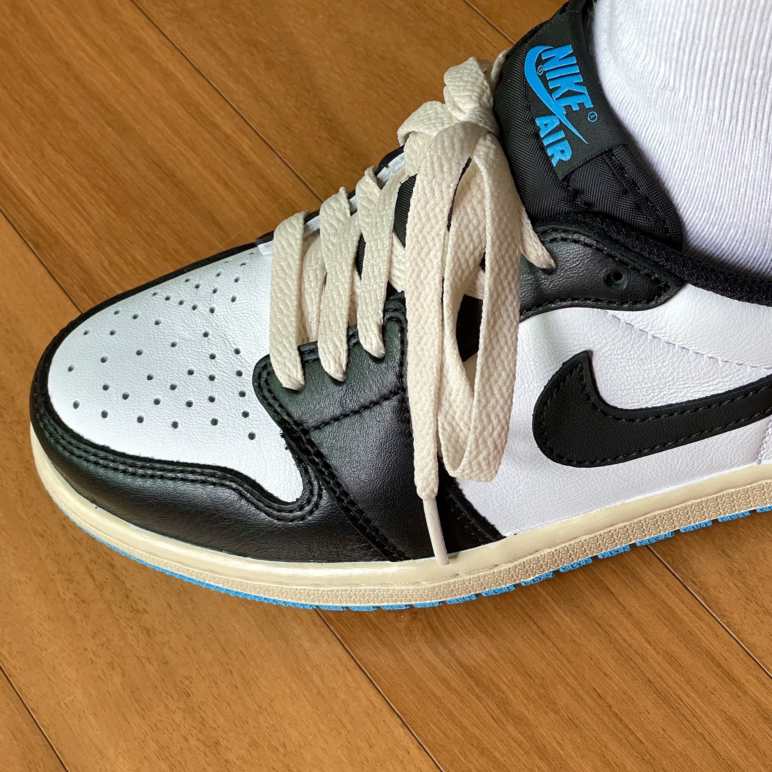 Jordan 1 Retro Low OG Black and Dark Powder Blue 착용 스타일 - 3