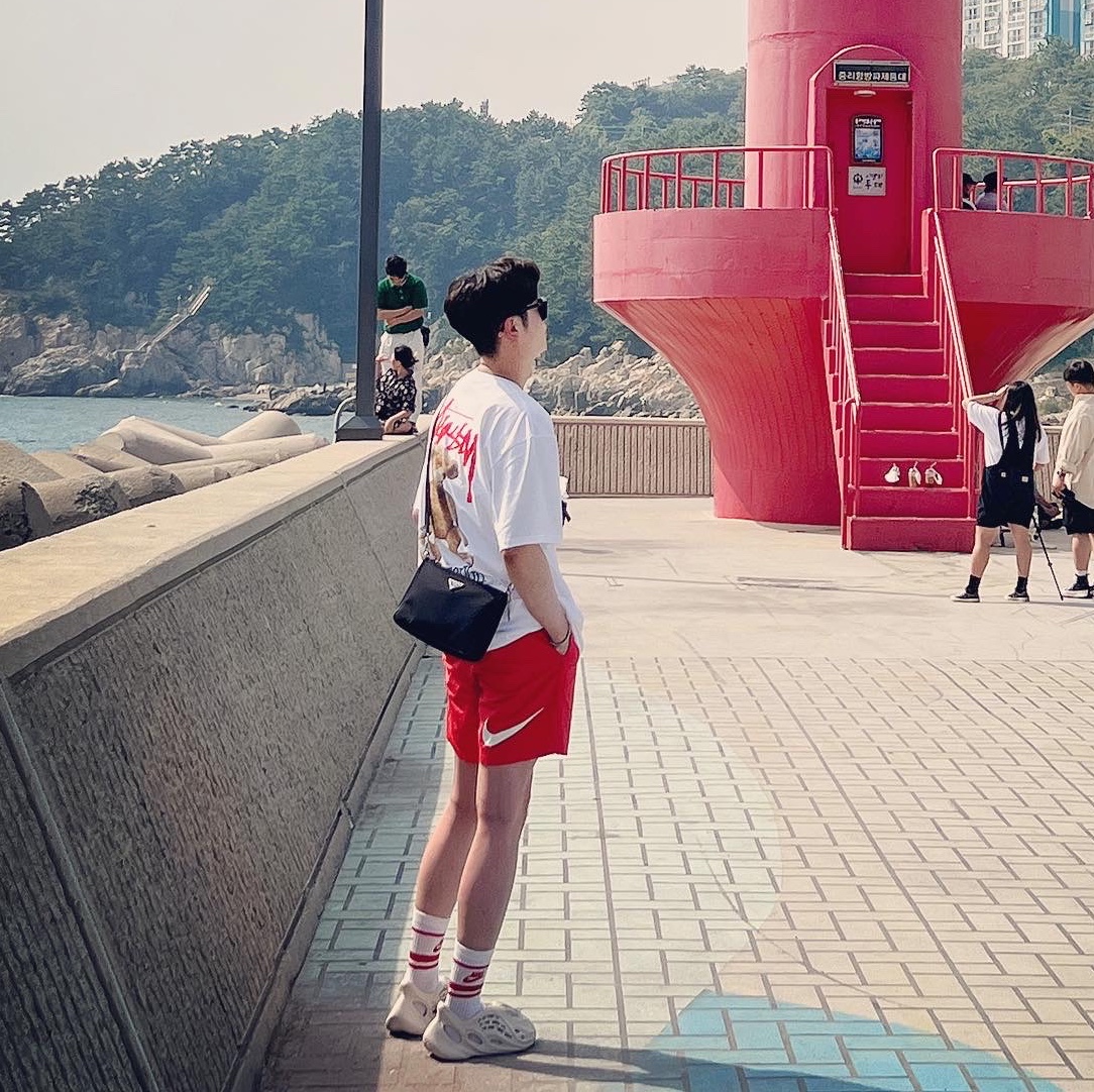 Stussy Built Tough T-Shirt White, Nike x Stussy Water Shorts Habanero Red 착용 스타일 - 2