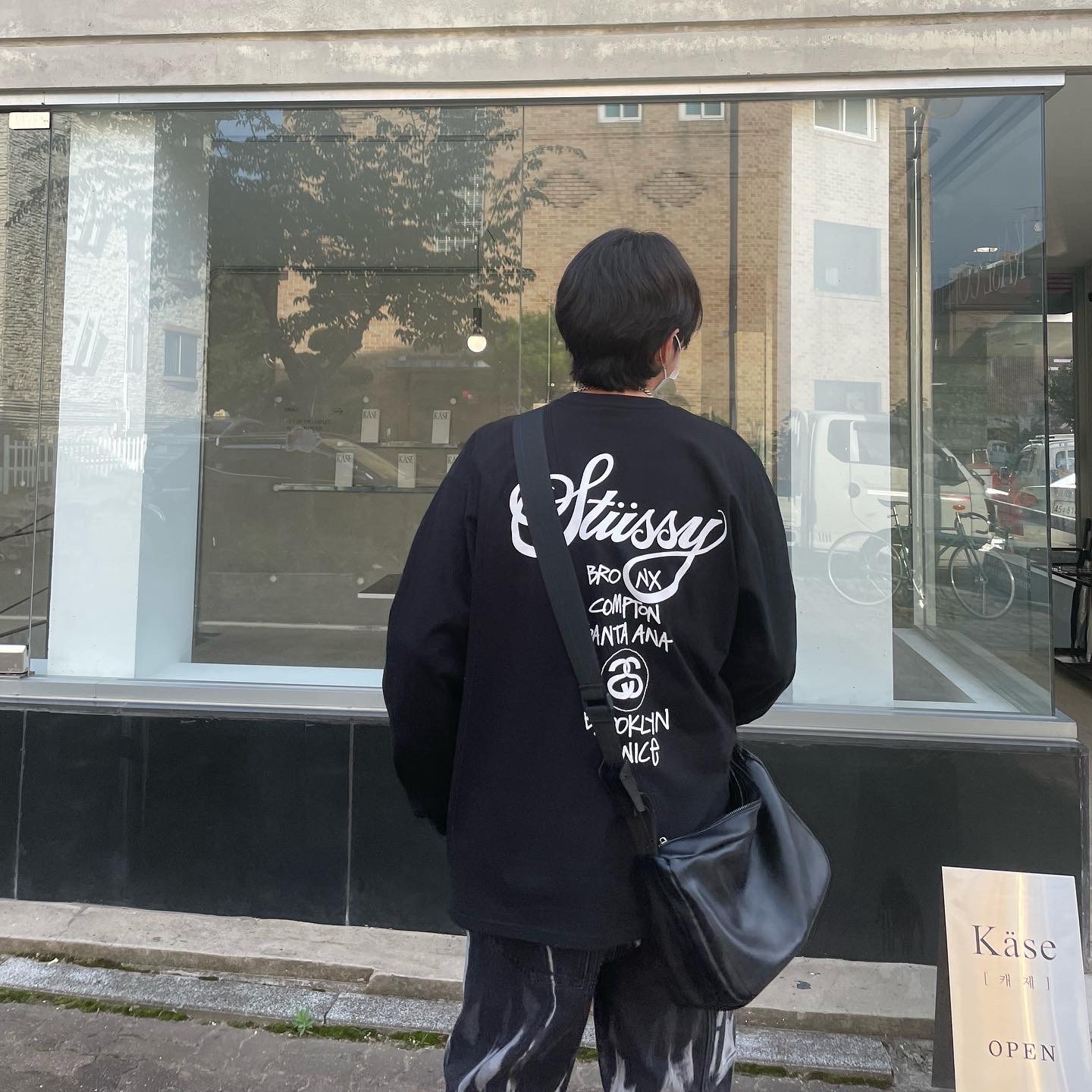 Stussy World Tour LS T-Shirt Black, Nike x Stussy Air Force 1 '07 Mid SP Black and Light Bone 착용 스타일 - 3