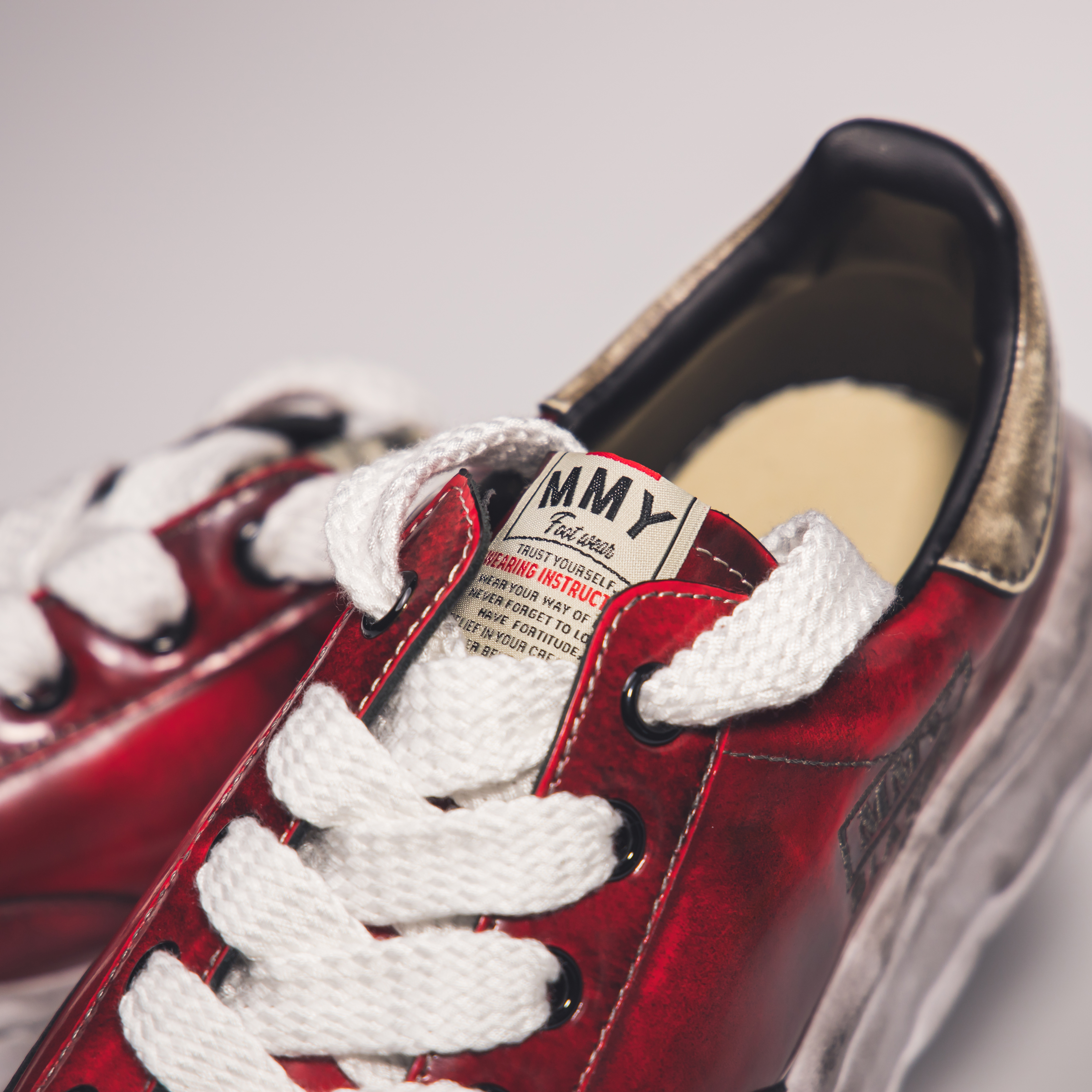 Maison Mihara Yasuhiro Blakey OG Sole Brushed Patent Low-top Sneakers Red 착용 스타일 - 3