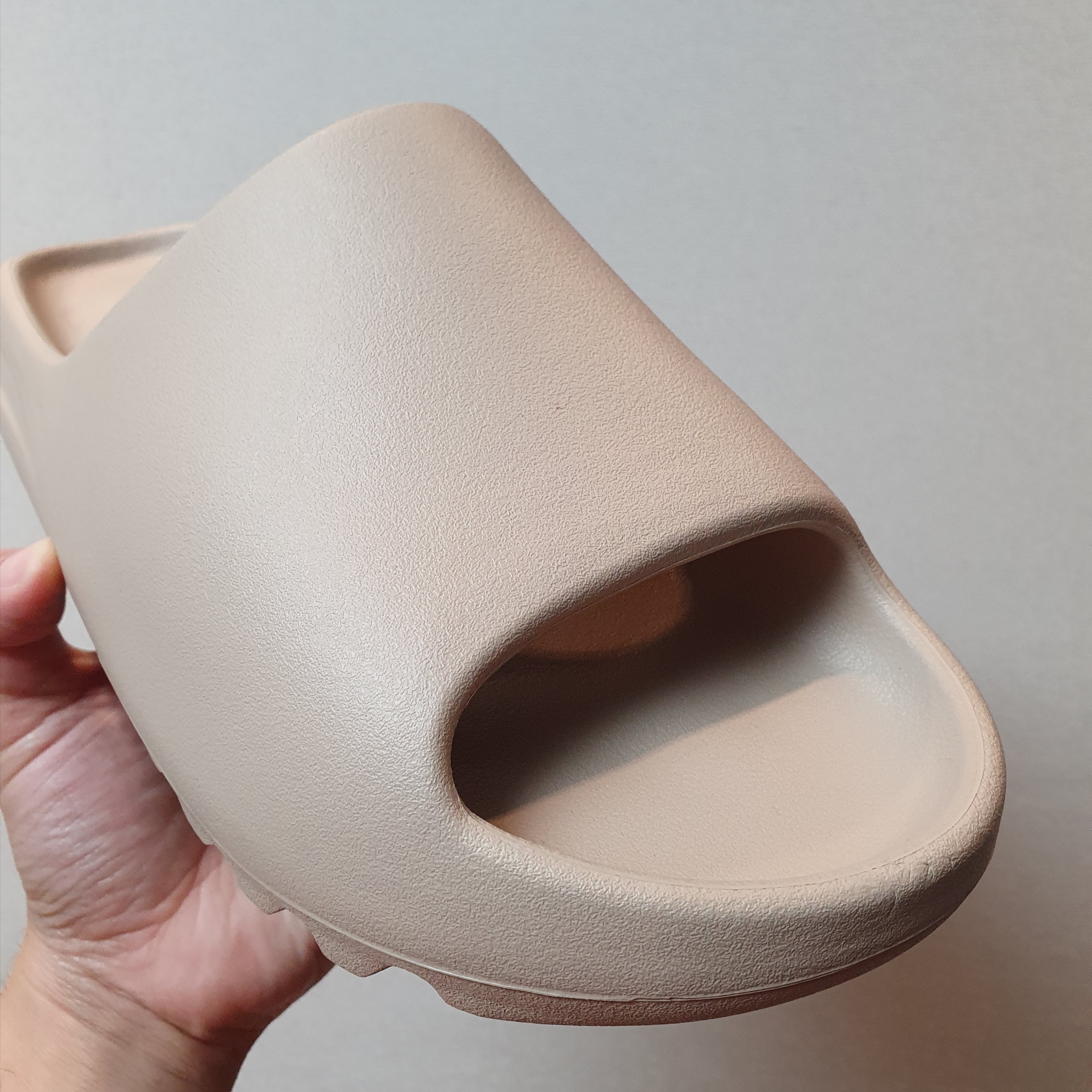Adidas Yeezy Slide Pure - Re-Release Ver. 착용 스타일 - 3