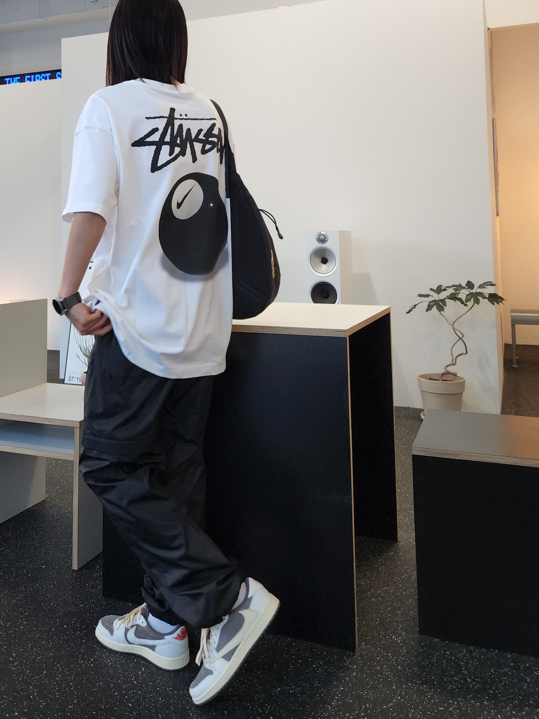 Nike x Stussy NRG FL Storm-Fit Pants Black (DO7170-010), Nike x Stussy NRG FL SS 8 Ball T-Shirt White (DO9322-100) 착용 스타일 - 2