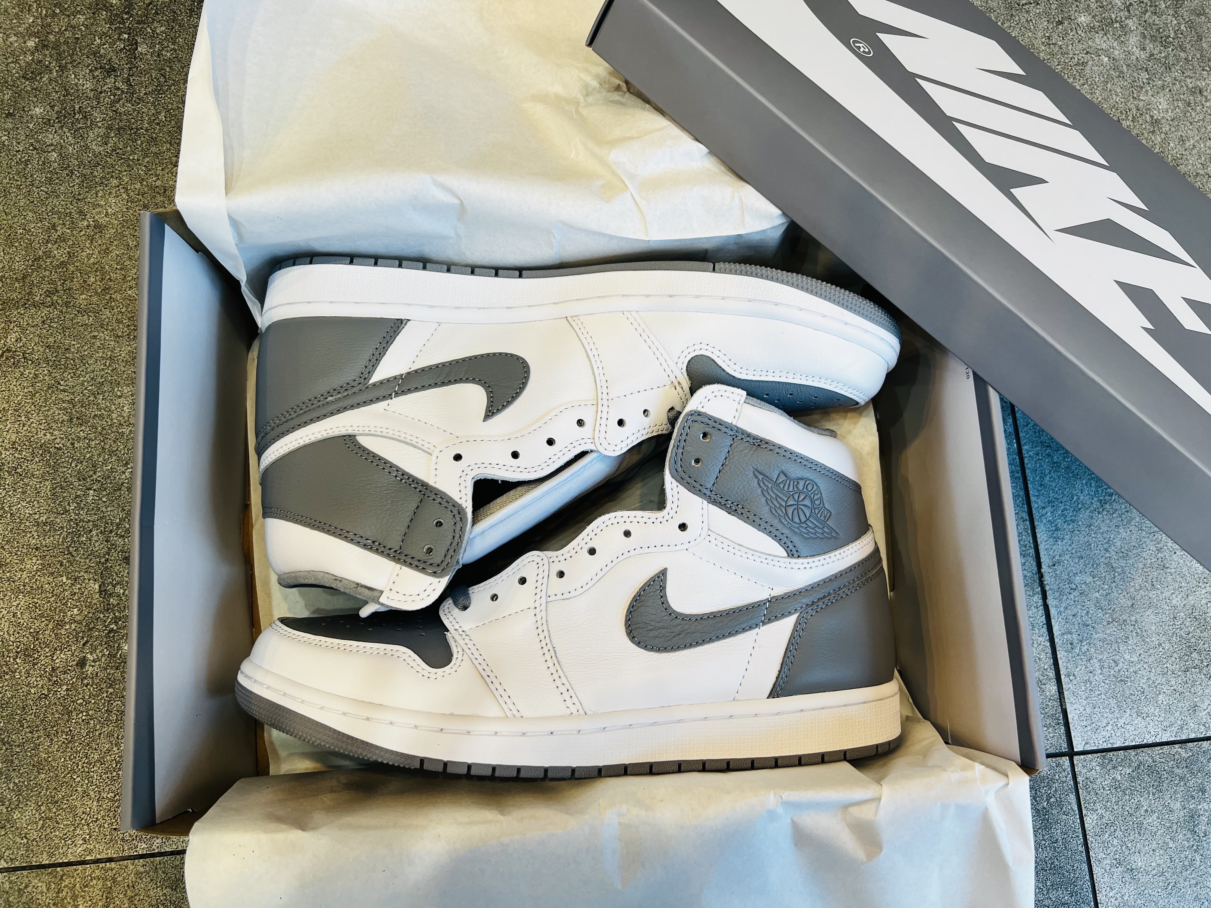 Jordan 1 Retro High OG Stealth 착용 스타일 - 2