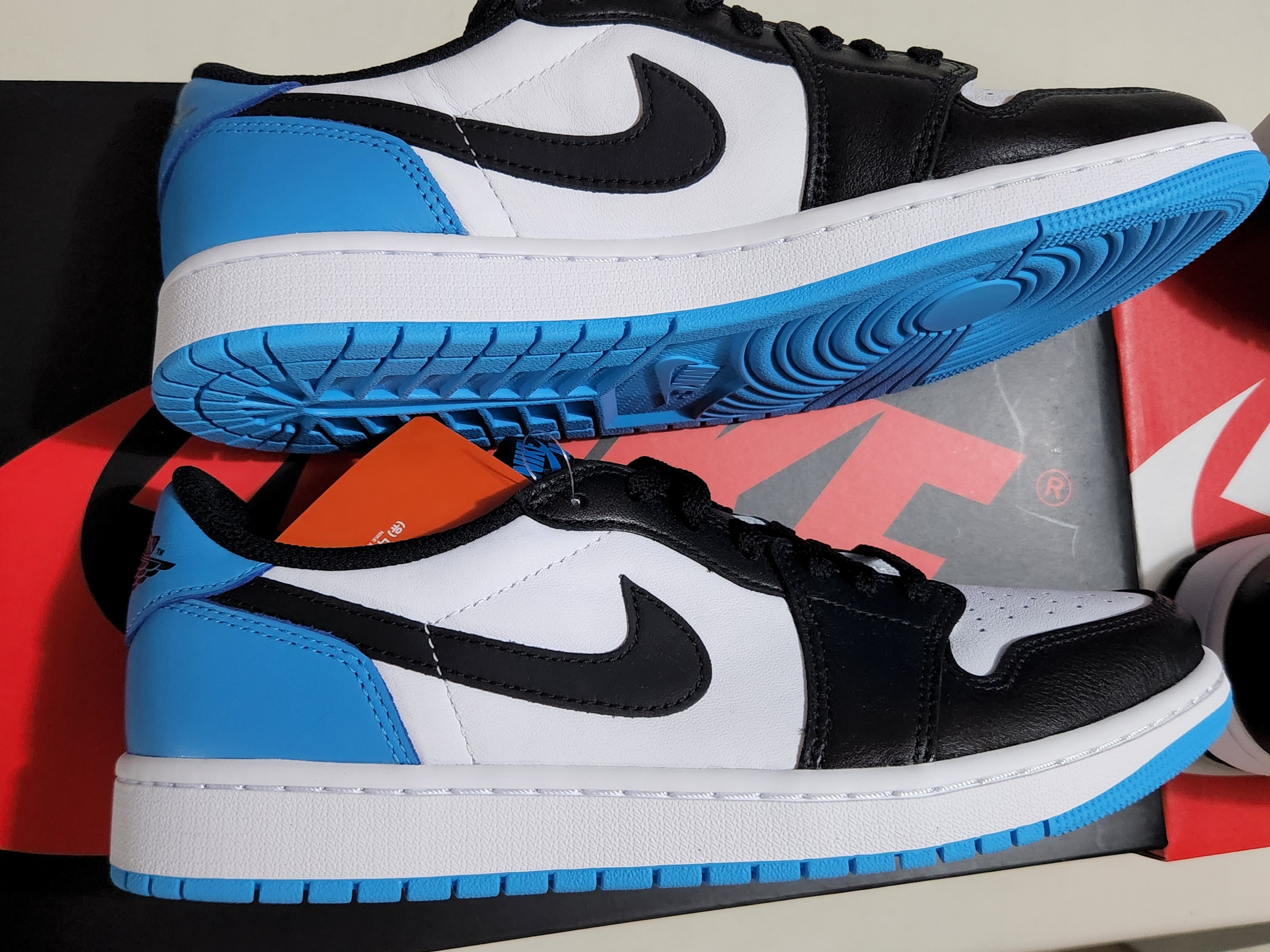 Jordan 1 Retro Low OG Black and Dark Powder Blue 착용 스타일 - 1