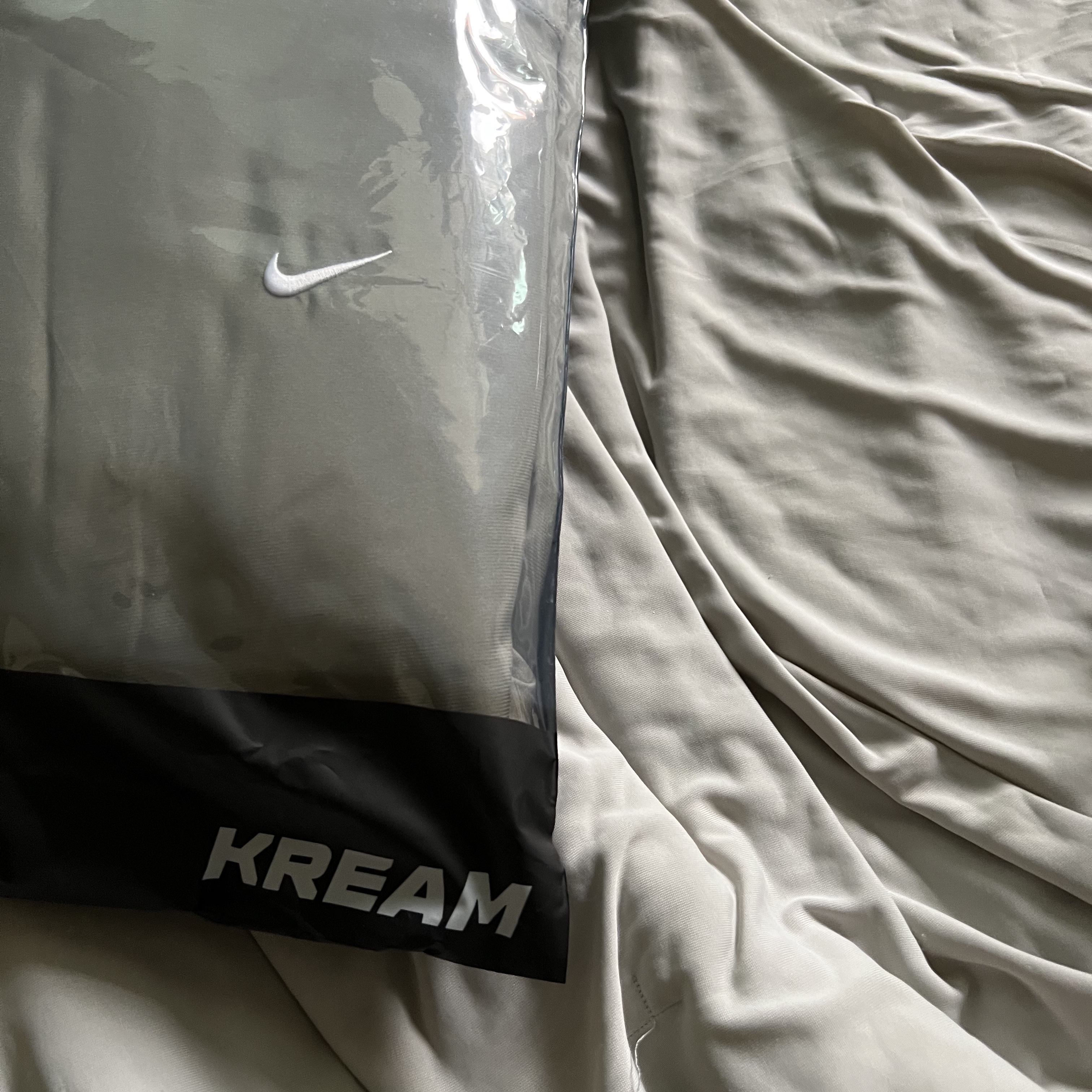 Nike NRG Solo Swoosh Satin Bomber Jacket Light Army - US/EU 착용 스타일