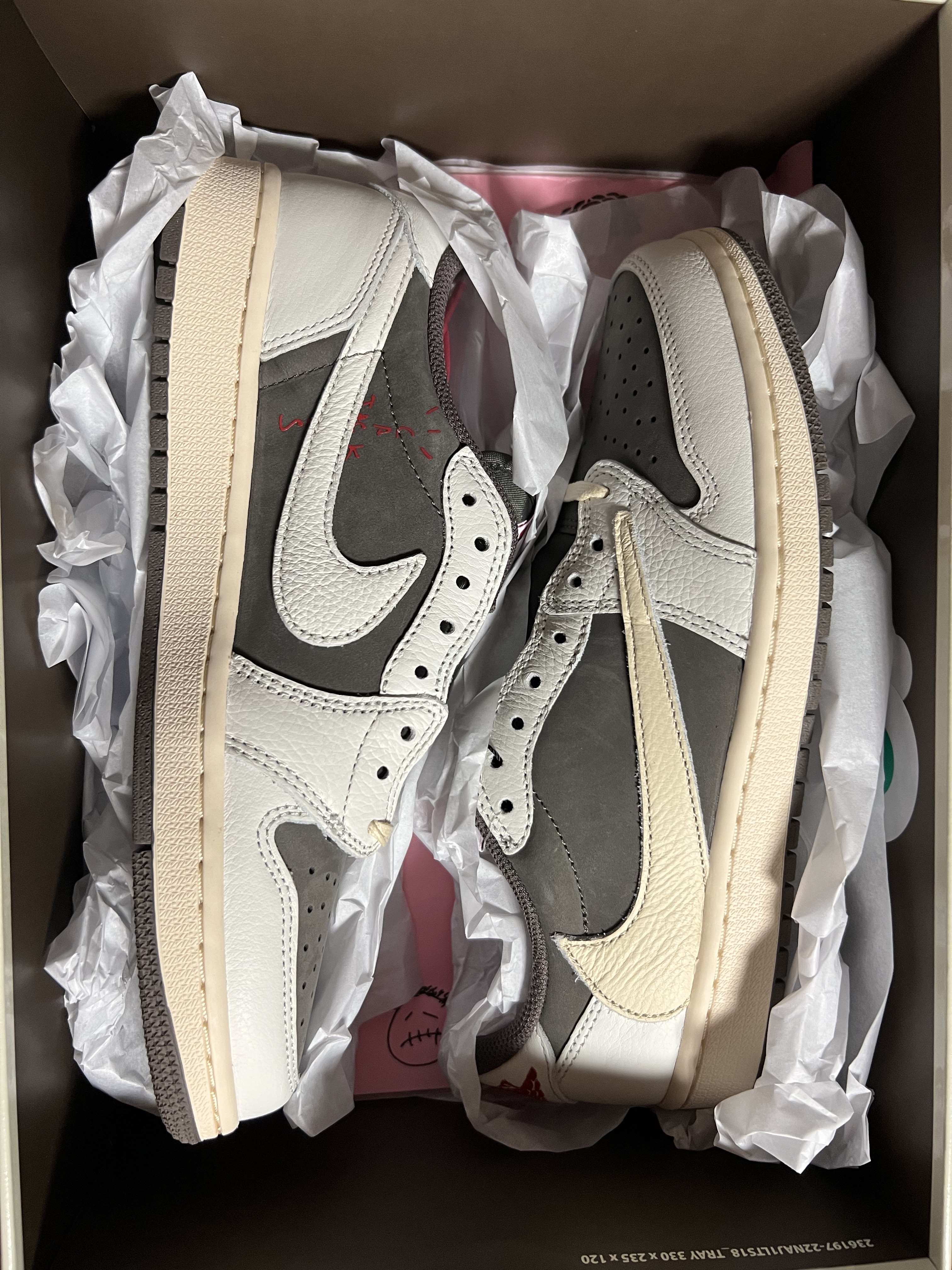Jordan 1 x Travis Scott Retro Low OG SP Sail and Ridgerock 착용 스타일