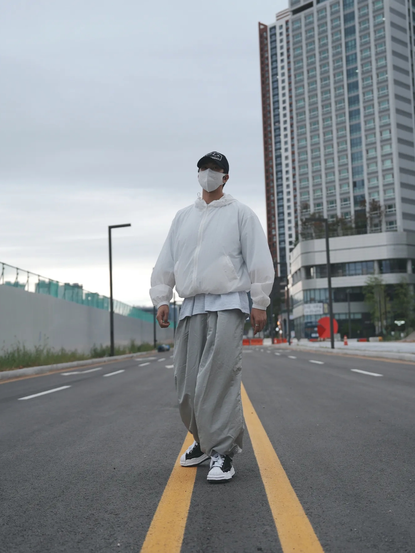 Maison Mihara Yasuhiro Blakey OG Sole Canvas Low-top Sneakers Black White 착용 스타일 - 2