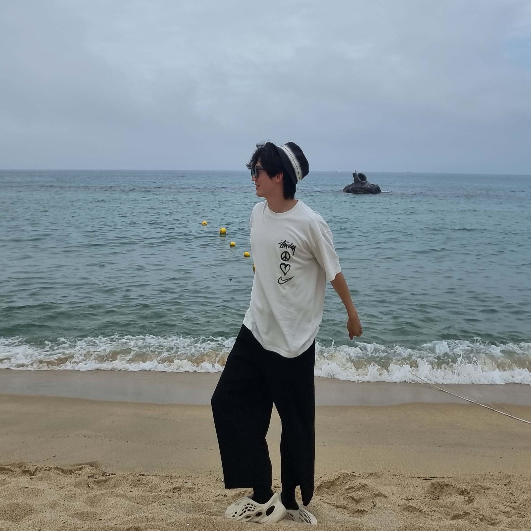 Adidas Yeezy Foam RNNR Sand, Nike x Stussy NRG RA T-Shirt Summit White (DM4943-121) 착용 스타일
