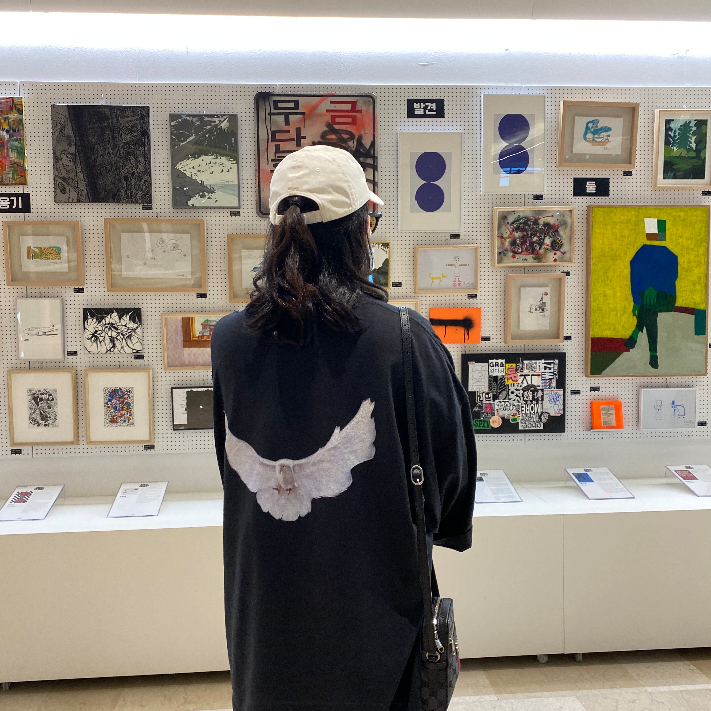 Yeezy Gap Engineered By Balenciaga Dove 3/4 Sleeve T-Shirt Black 착용 스타일 - 1