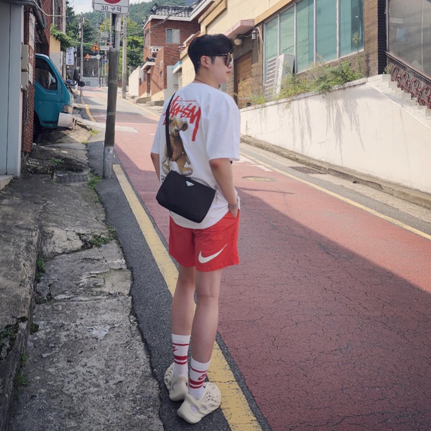 Stussy Built Tough T-Shirt White, Nike x Stussy Water Shorts Habanero Red 착용 스타일 - 4