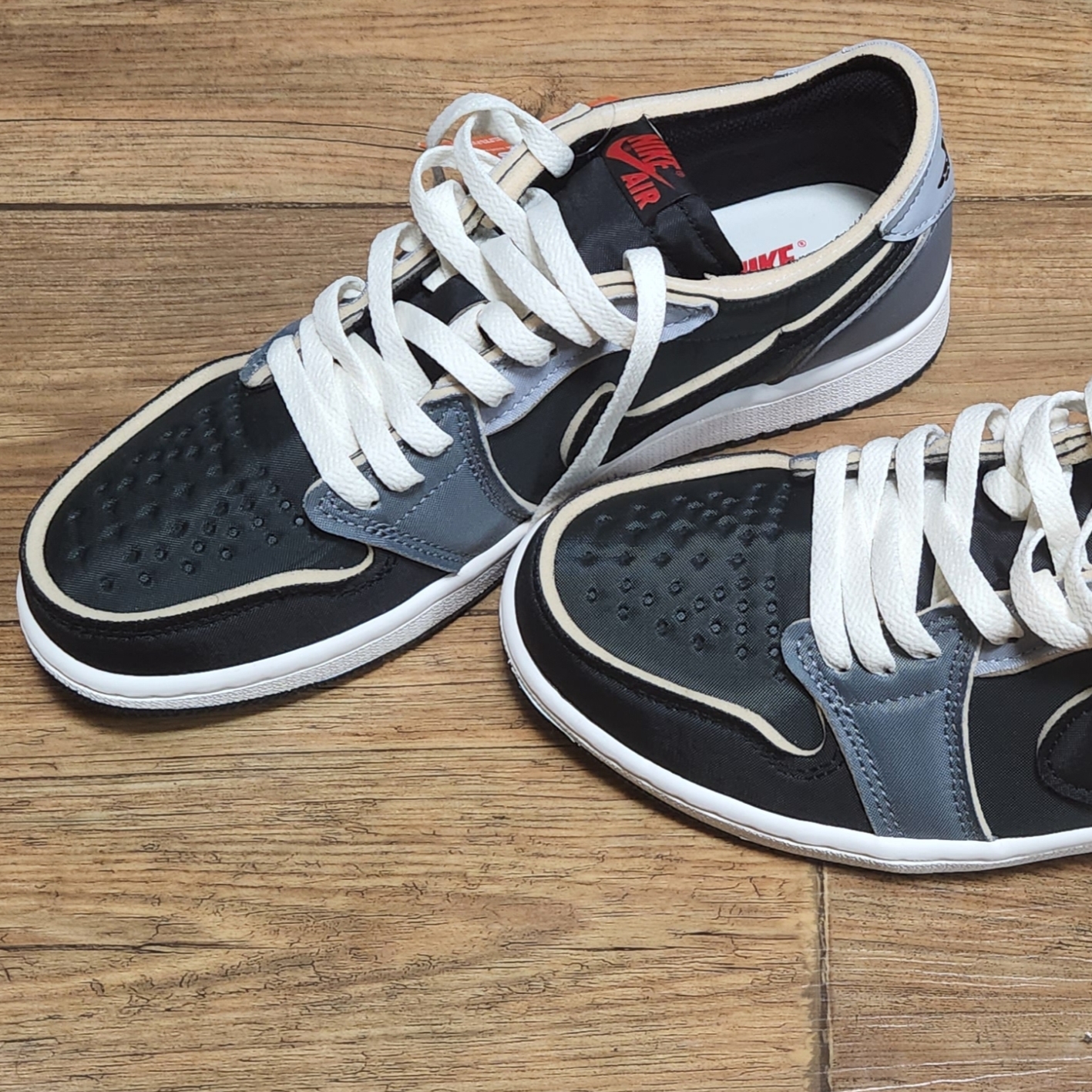 Jordan 1 Retro Low OG EX Black and Smoke Grey 착용 스타일 - 2